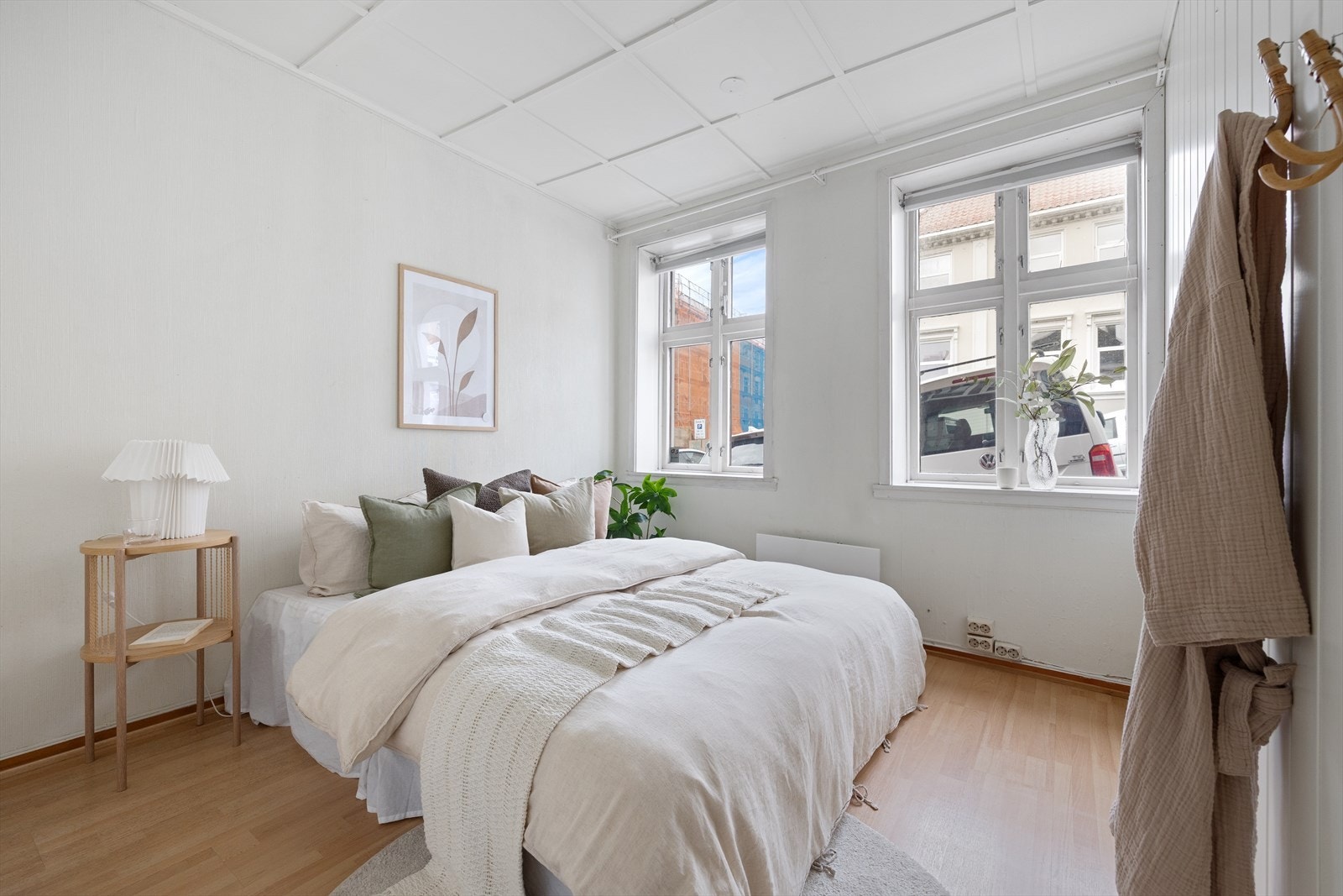 To lyse og romslige soverom på henholdsvis 9,3 m² og 6,1 m², som enkelt kan innredes med seng, nattbord og annet ønsket møblement. Galleribilde