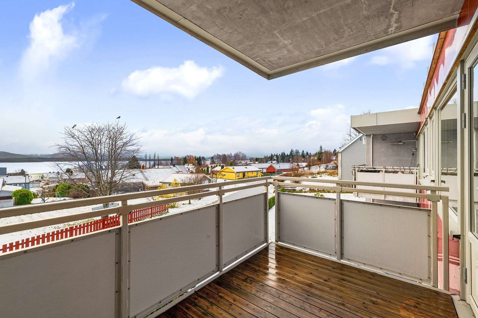 Leiligheten har sydvendt veranda med fin utsikt mot fjorden og Romsdalsfjellene Galleribilde