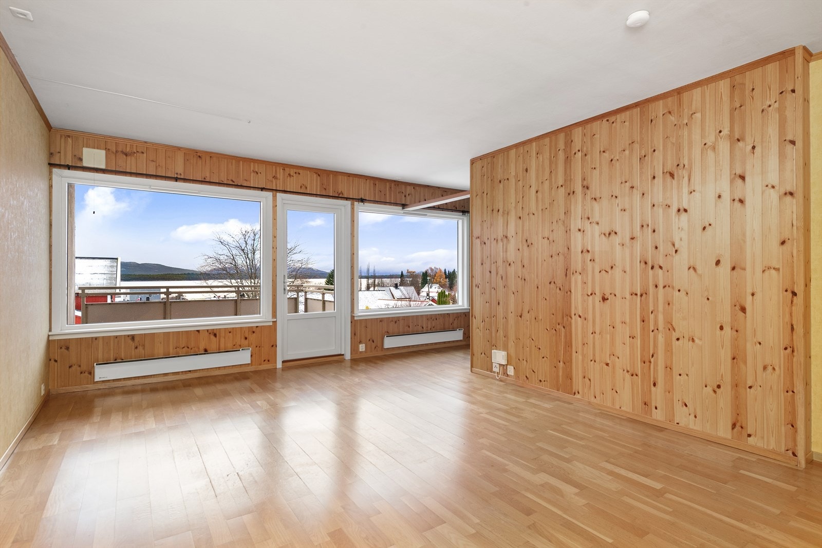 Store vindusflater gir rikelig med naturlig lys inn til stue og kjøkken Galleribilde