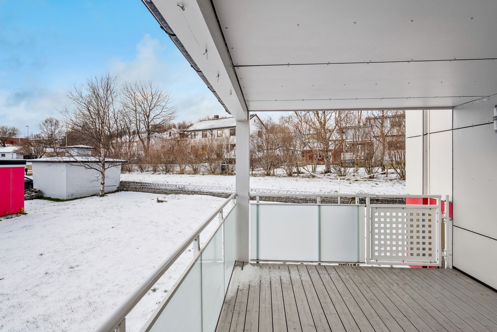 Adkomst via port til borettslagets hage/fellesareal. Galleribilde