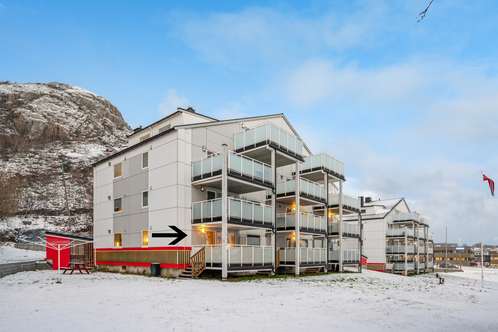 Leiligheten ligger på enden i 1. etasje - med gode sol- og lysforhold vendt mot sørvest. Galleribilde