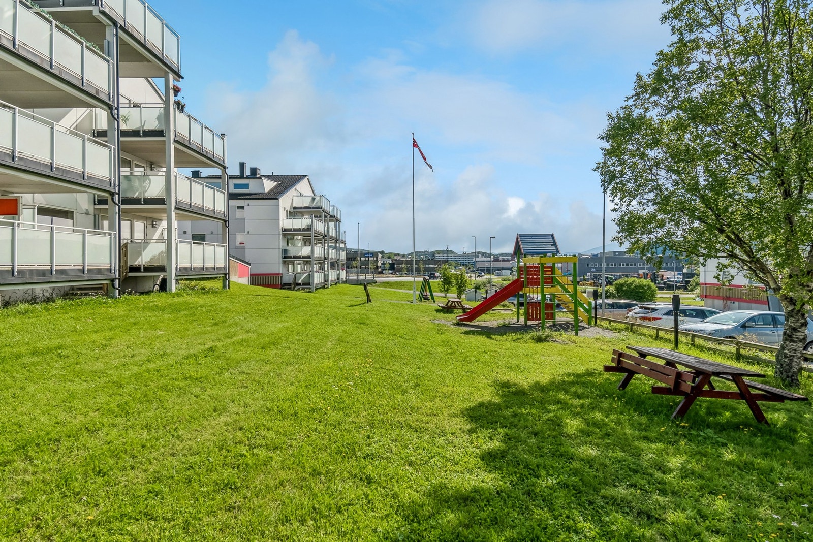 Felleskostnadene inkluderer kommunale avgifter, renovasjon, tv/internett, forretningsførsel, utvendig forsikring og diverse drift/vedlikehold. Galleribilde