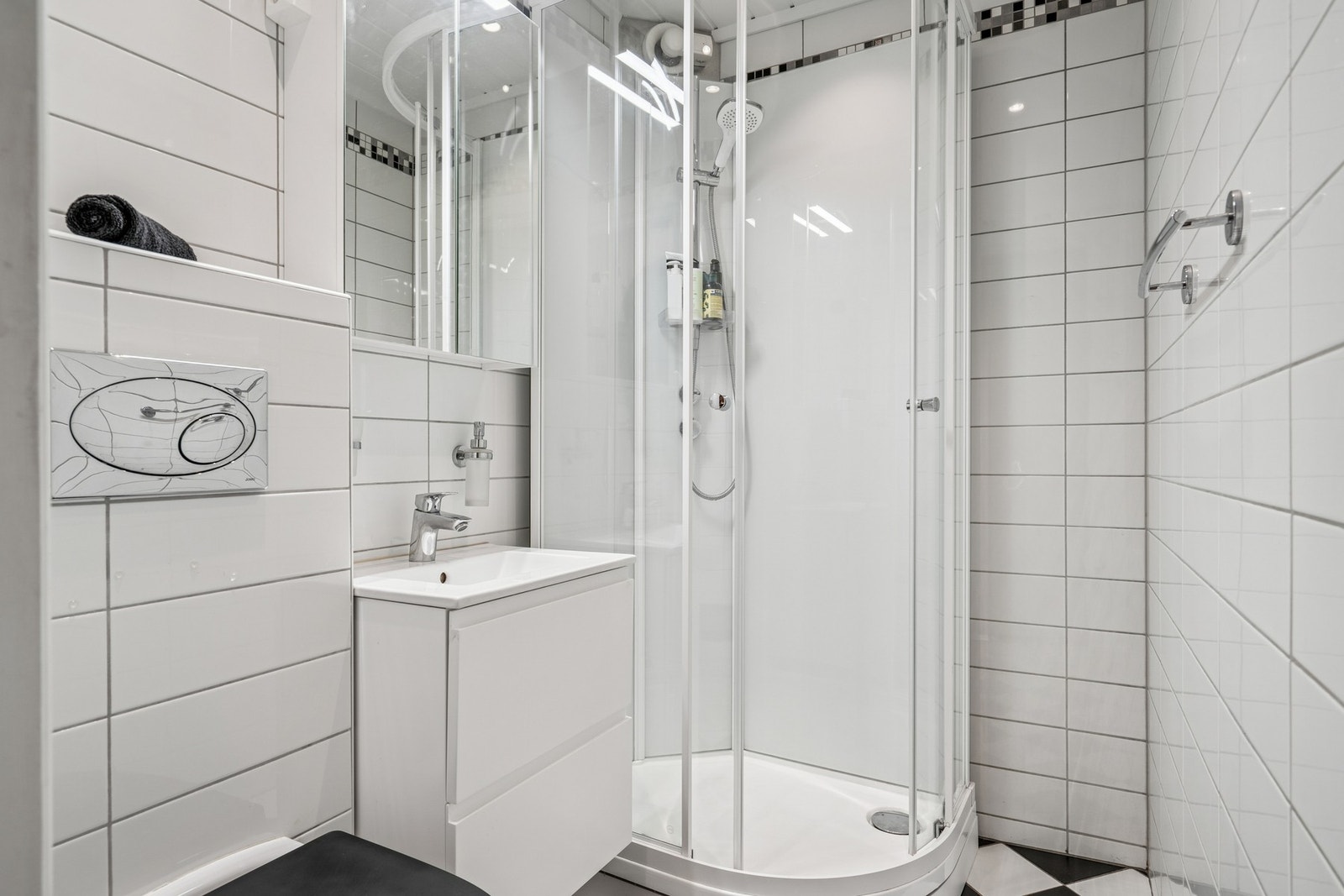 Flislagt bad med elektriske varmekabler i gulv. Galleribilde