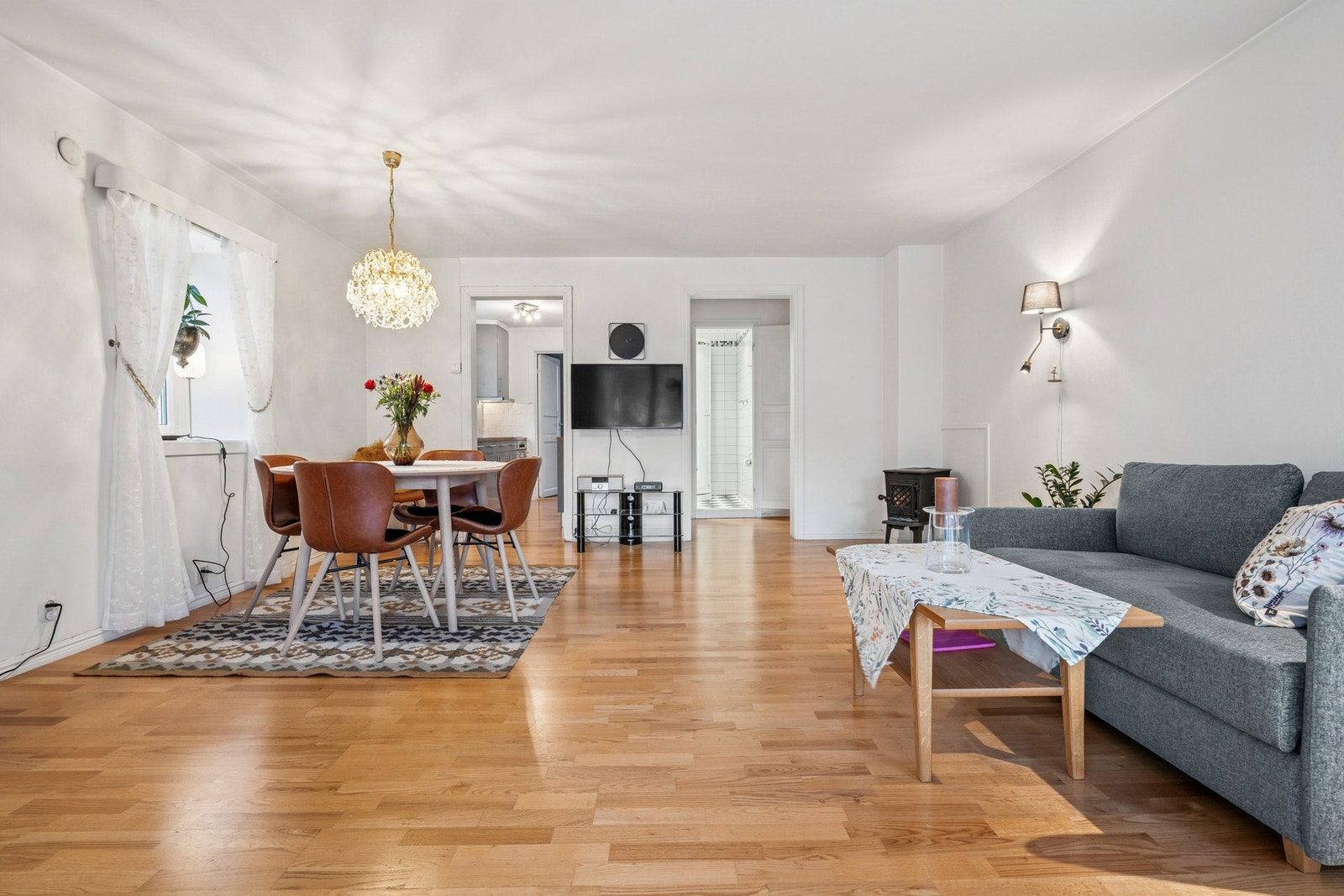 Stua er romslig og møbleringsvennlig - med plass til både stor sofagruppe og spisebord. Galleribilde