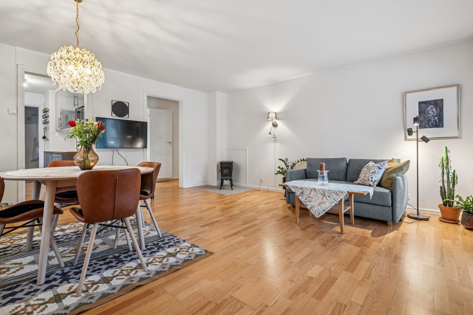 Stua er lys og romslig, med godt lysinnslipp fra store vindusflater. Galleribilde