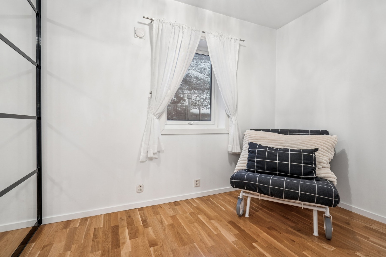 Soverom 3 ligger tilliggende kjøkkenet, og er utstyrt med praktisk skyvedørsgarderobe med speildører. Galleribilde