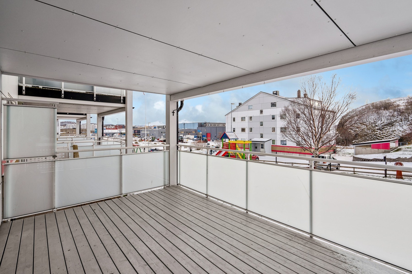 Romslig, takoverbygd balkong vendt mot sørvest. Gode sol- og lysforhold og god plass til diverse møblement. Galleribilde