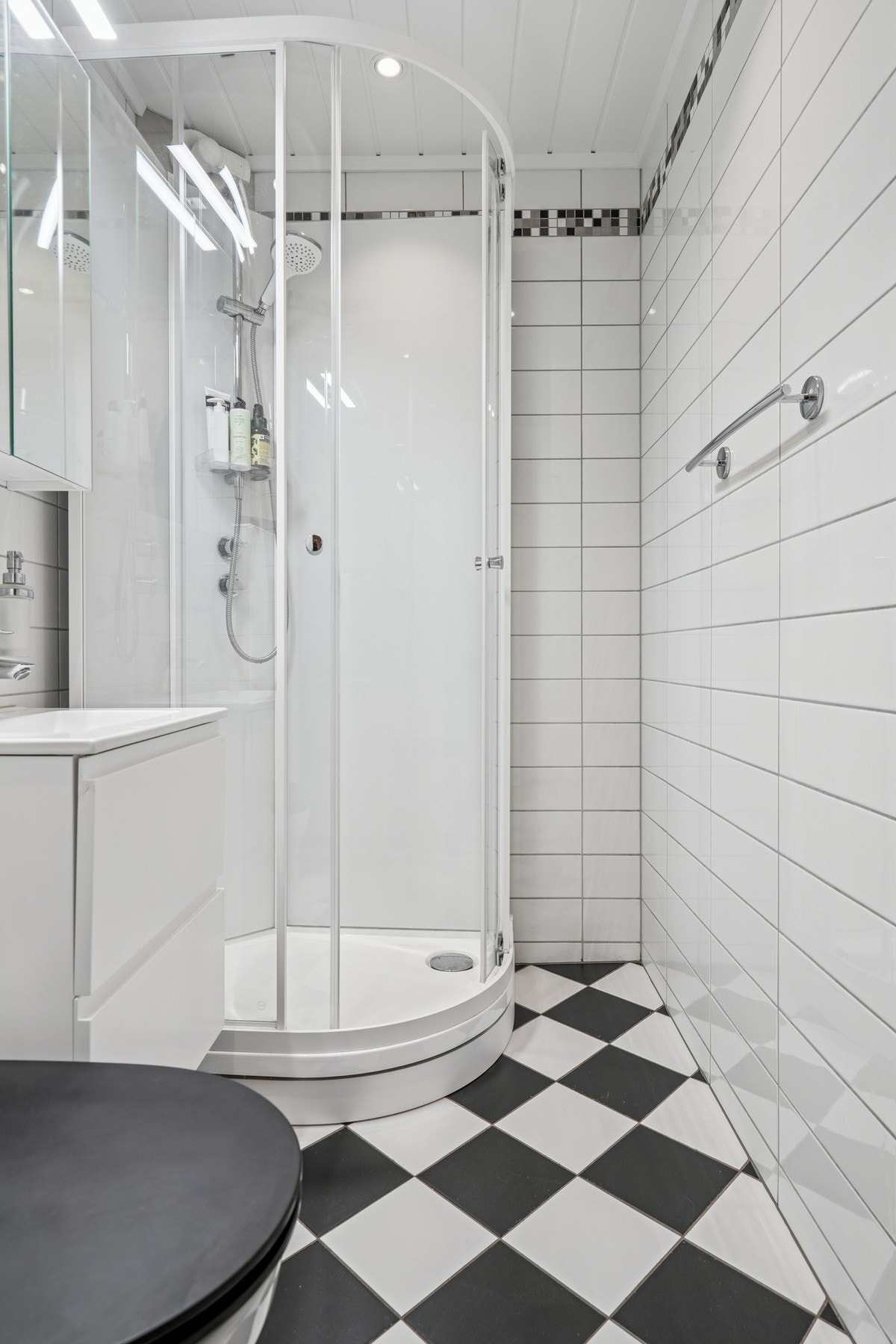 Badet er innredet med servant, veggmontert toalett og dusjkabinett - der innredningen ble byttet i 2024. Galleribilde