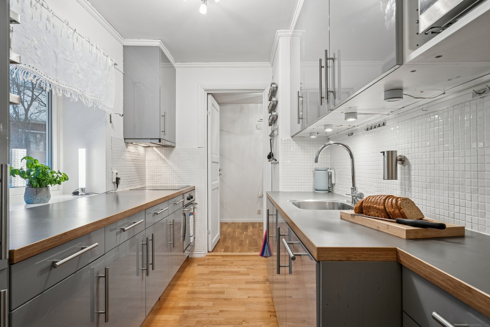 Det er integrert komfyr, koketopp, oppvaskmaskin og kjøl/fryseskap. Galleribilde