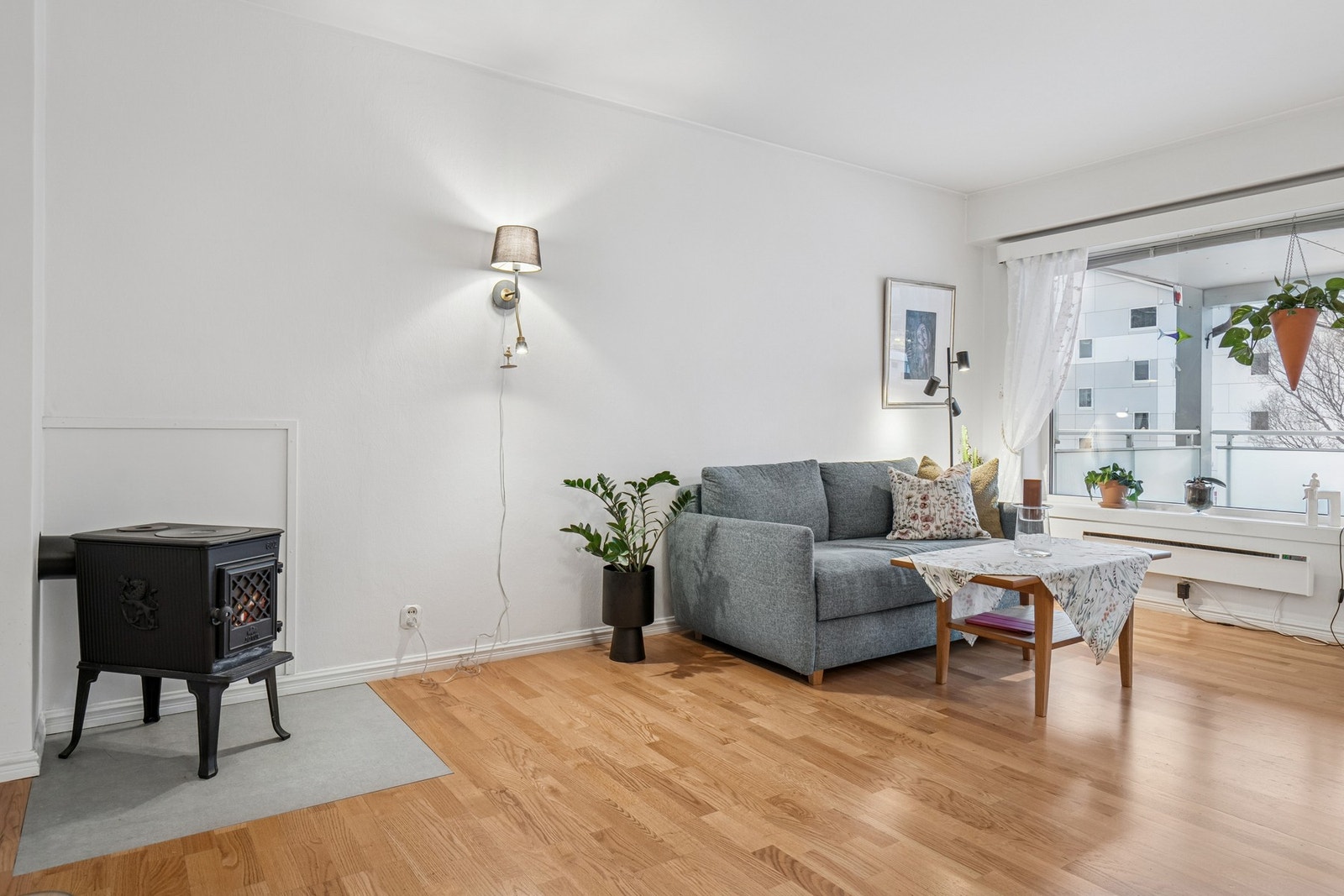 Leiligheten er utstyrt med vedovn fra 2024 - herlig på vinterhalvåret. Galleribilde