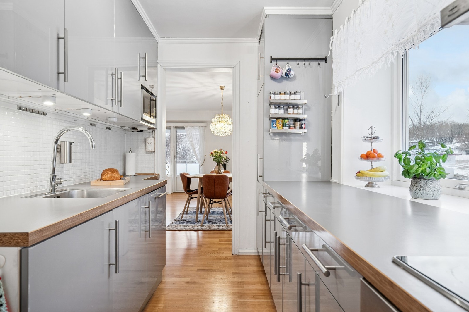 Kjøkkenet har slette fronter med god skap- og benkeplass og godt lysinnslipp fra vindu. Fliser over kjøkkenbenk. Galleribilde