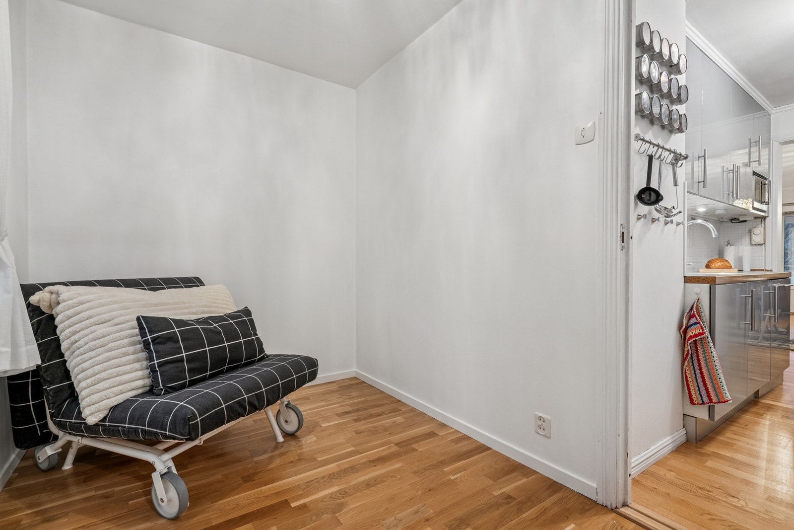 Soverom 3 ligger tilliggende kjøkkenet, og er utstyrt med praktisk skyvedørsgarderobe med speildører. Galleribilde