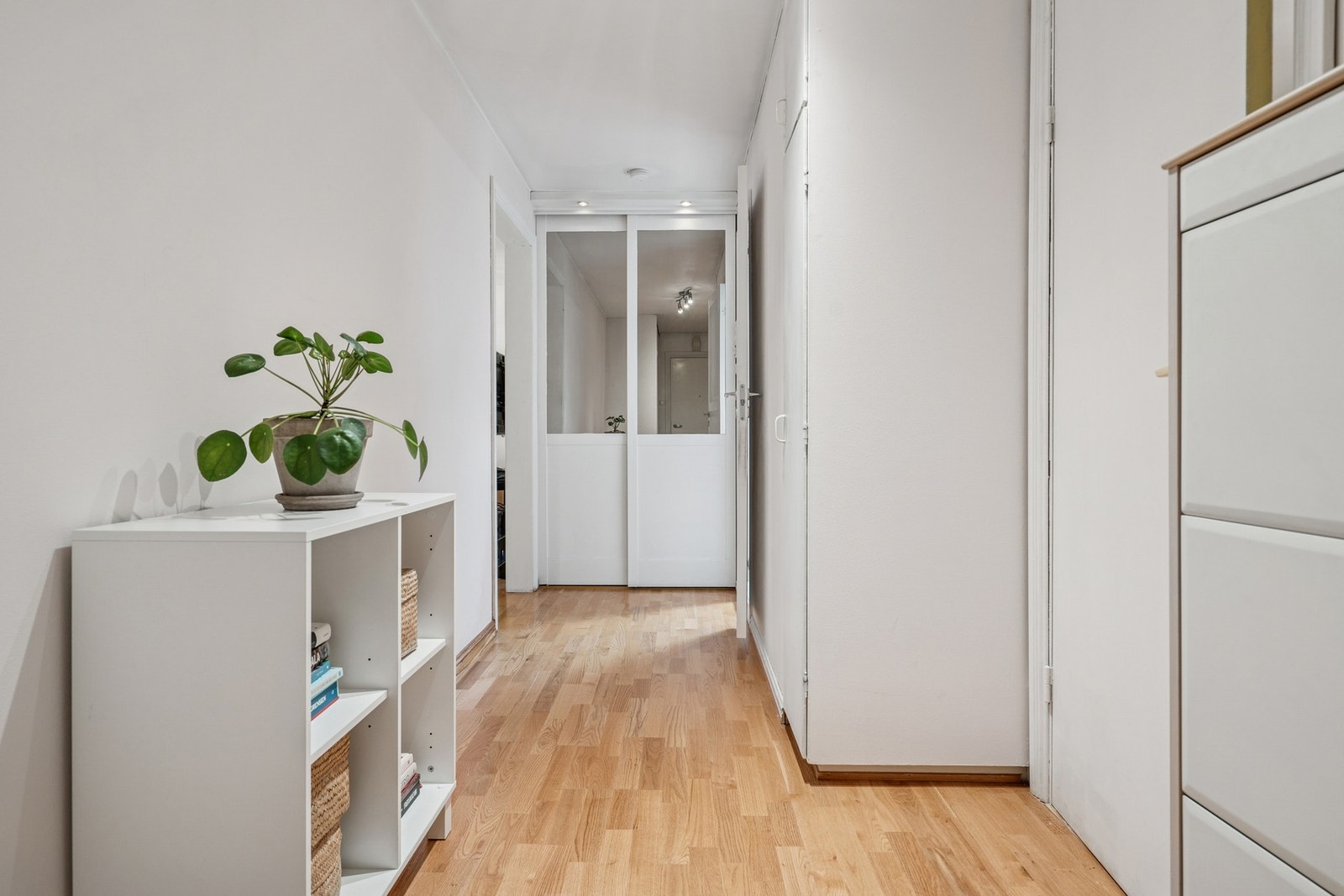 Romslig entré med integrert skyvedørsgarderobe, samt plass til både kommode, jakkeoppheng og skohylle. Galleribilde