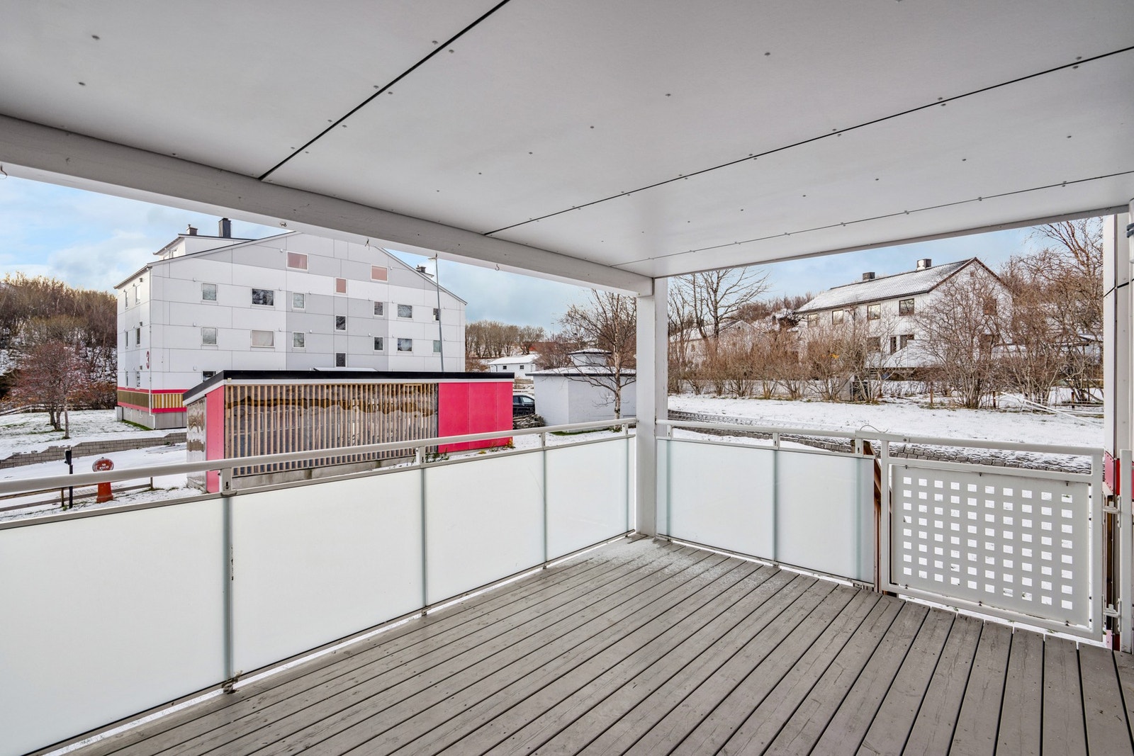 Romslig, takoverbygd balkong vendt mot sørvest. Gode sol- og lysforhold og god plass til diverse møblement. Galleribilde