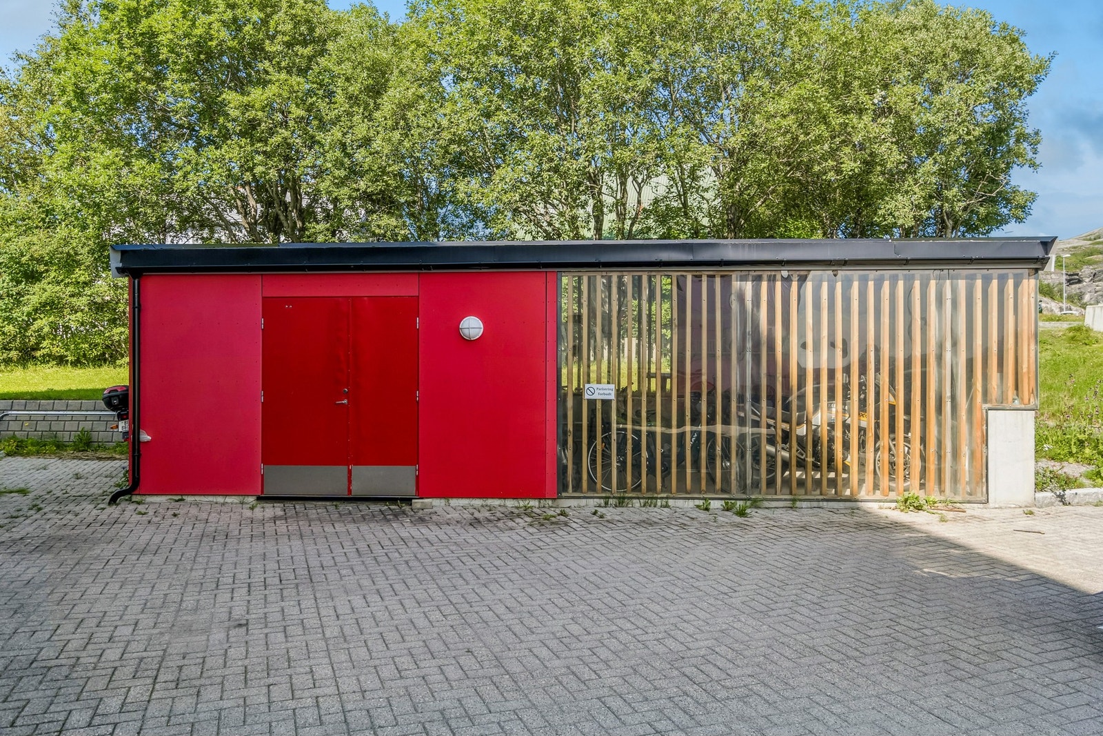 Leiligheten disponerer en fast oppmerket parkeringsplass. Det finnes i tillegg praktisk utebod/sykkelbod, samt to private lagringsboder i kjeller. Galleribilde