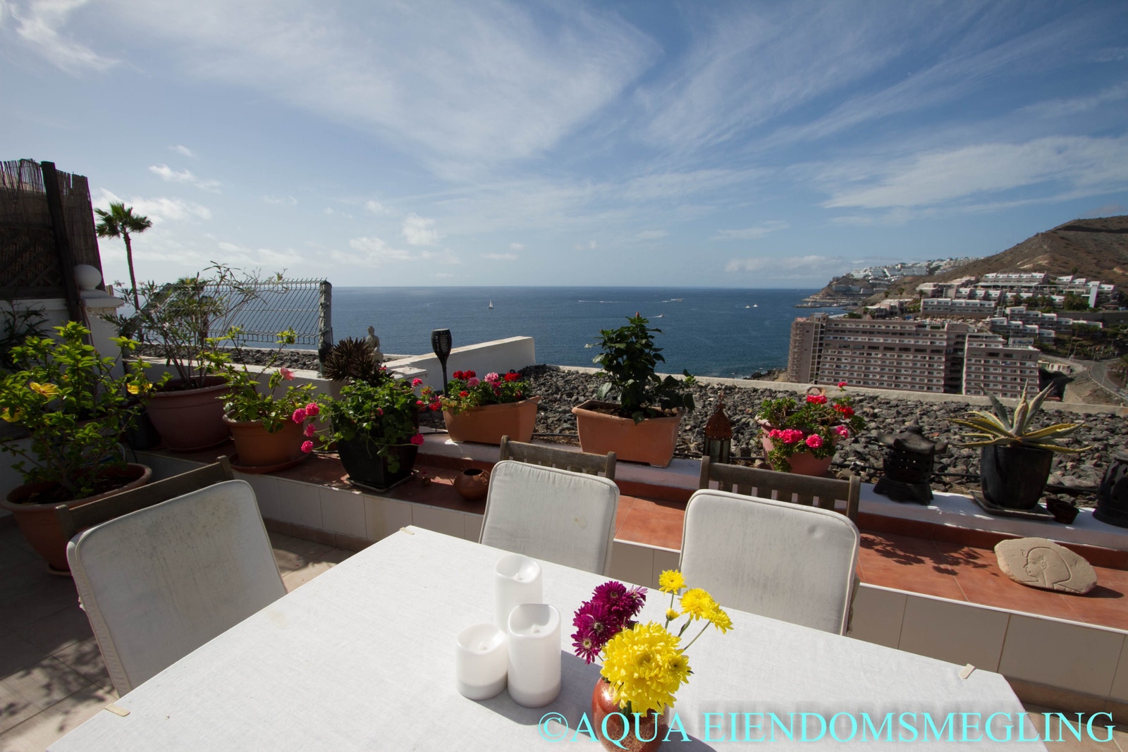 Spiseplass ute med utsikt utover sjøen Galleribilde