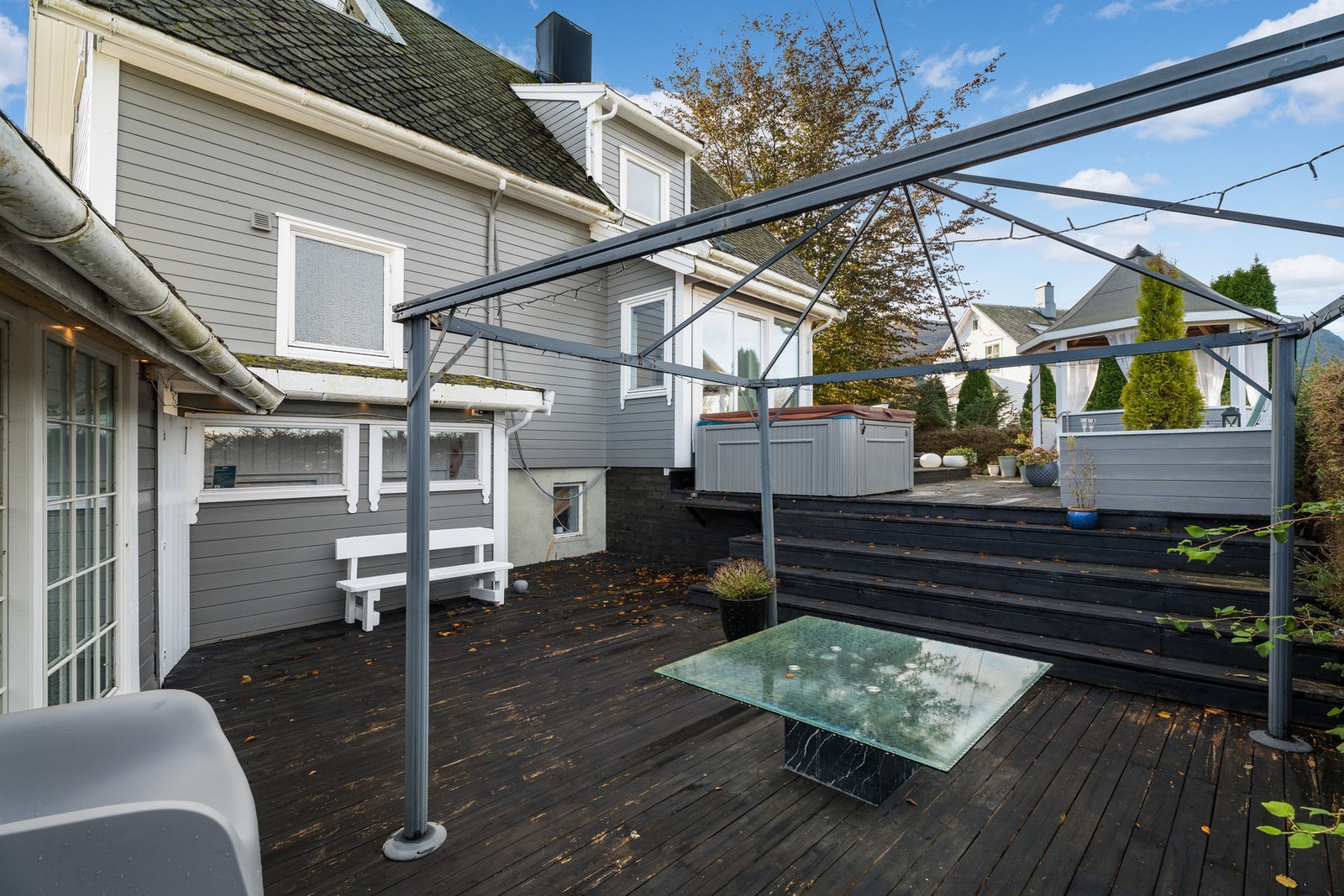 Taket er tekket med skifer, sannsynligvis fra 1996 da boligen ble påbygd.. Galleribilde