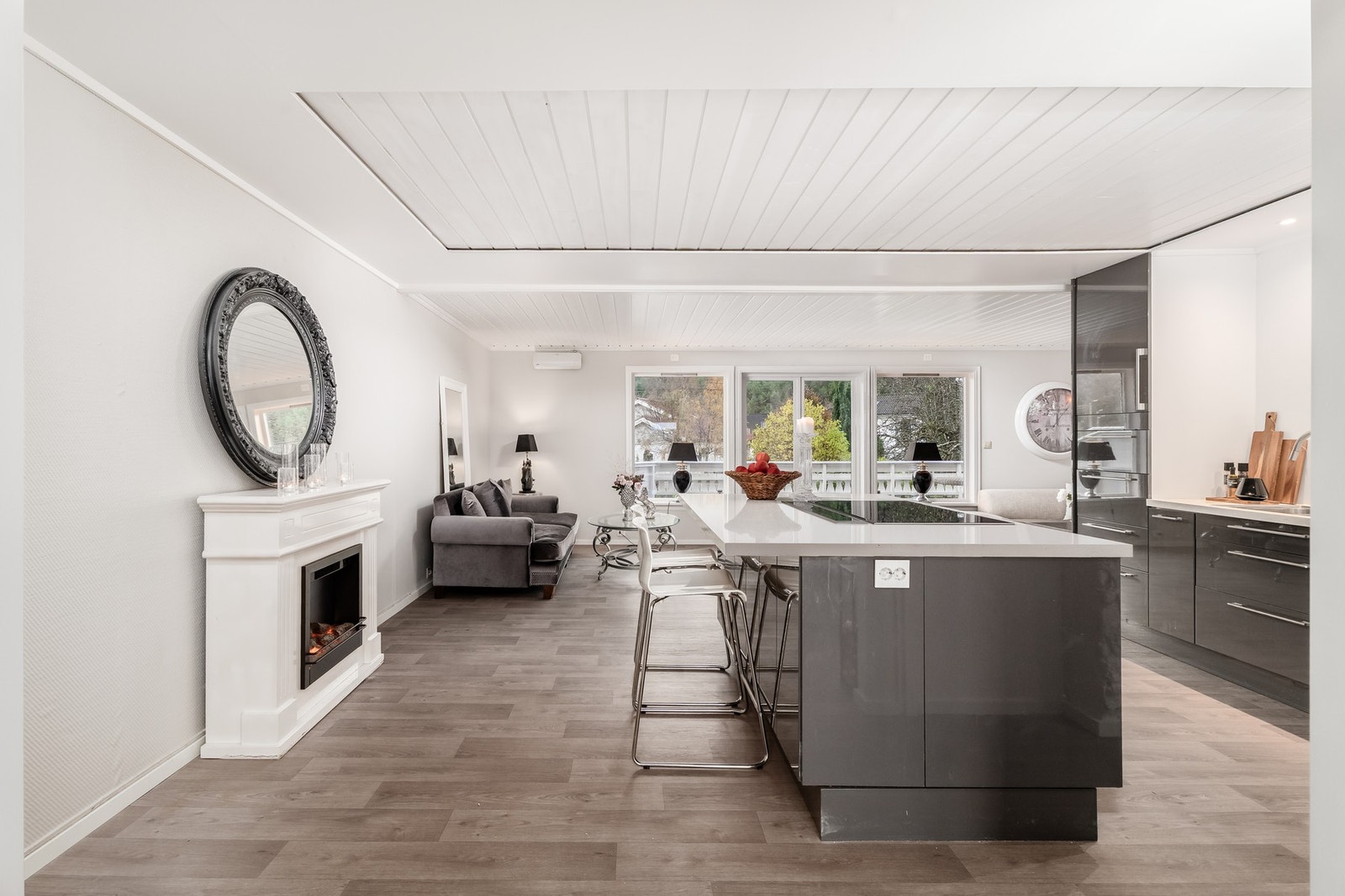 Her har du god plass til å samles enten ved kjøkkenøyen eller i en av sofagruppene. Galleribilde