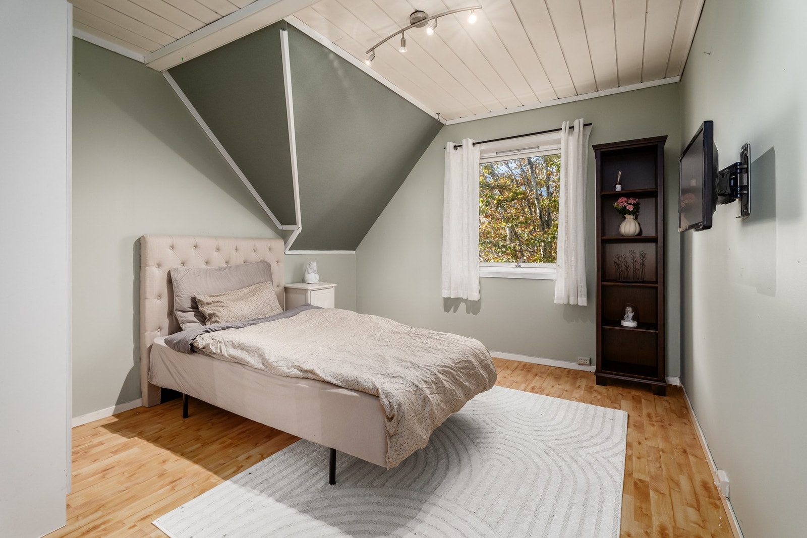 Soverom i nydelige oliven og lindegrønne nyanser. Galleribilde