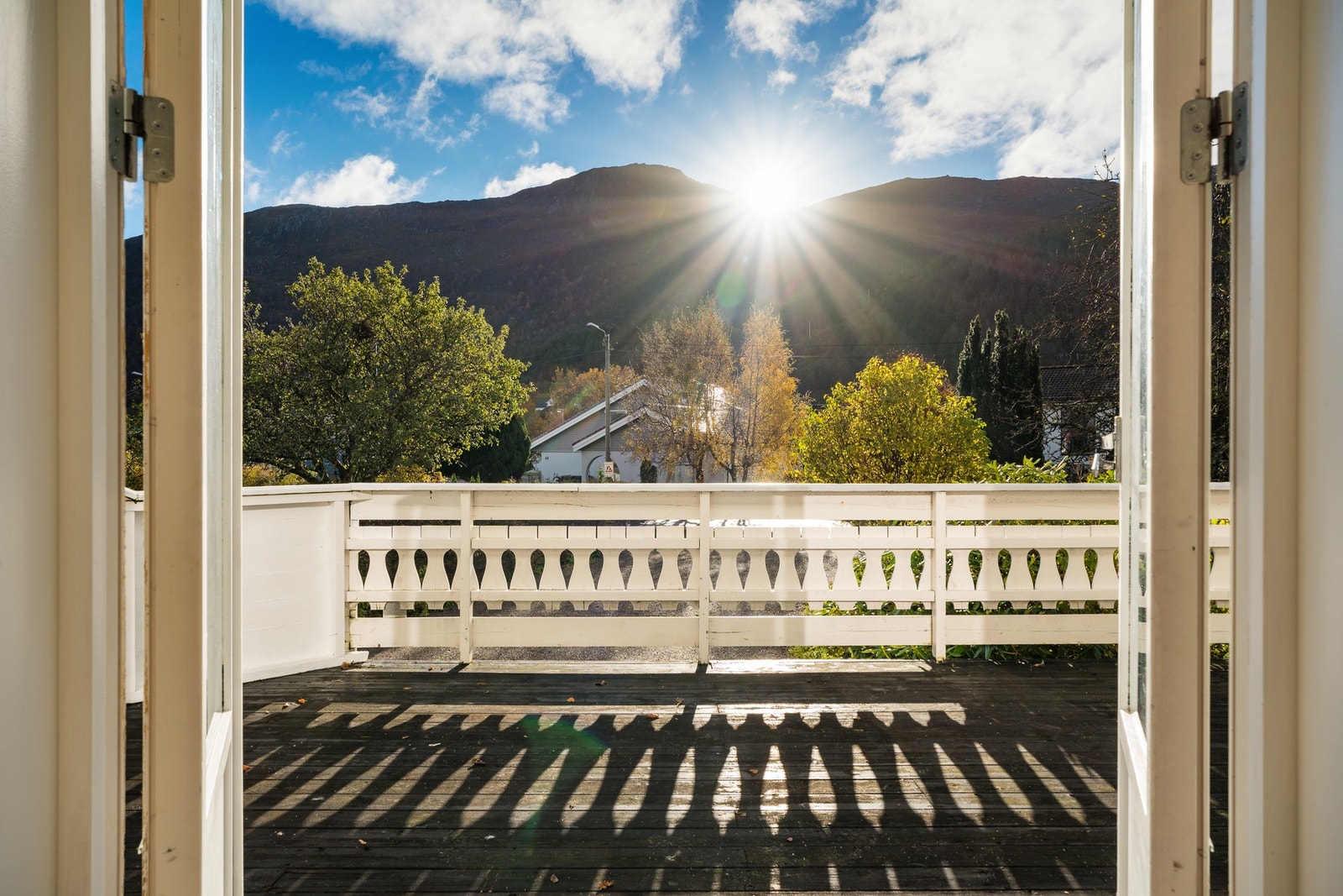 Når du har lyst på en liten pause i hverdagen så har du mulighet til å nyte den her. Verandaen er på ca 5 kvm. Galleribilde