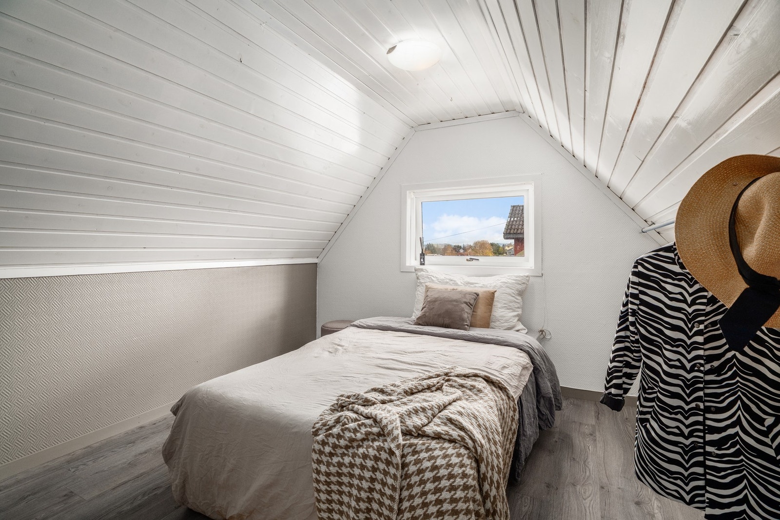 Boligen har 4 soverom og dette har vindu møt øst. Galleribilde