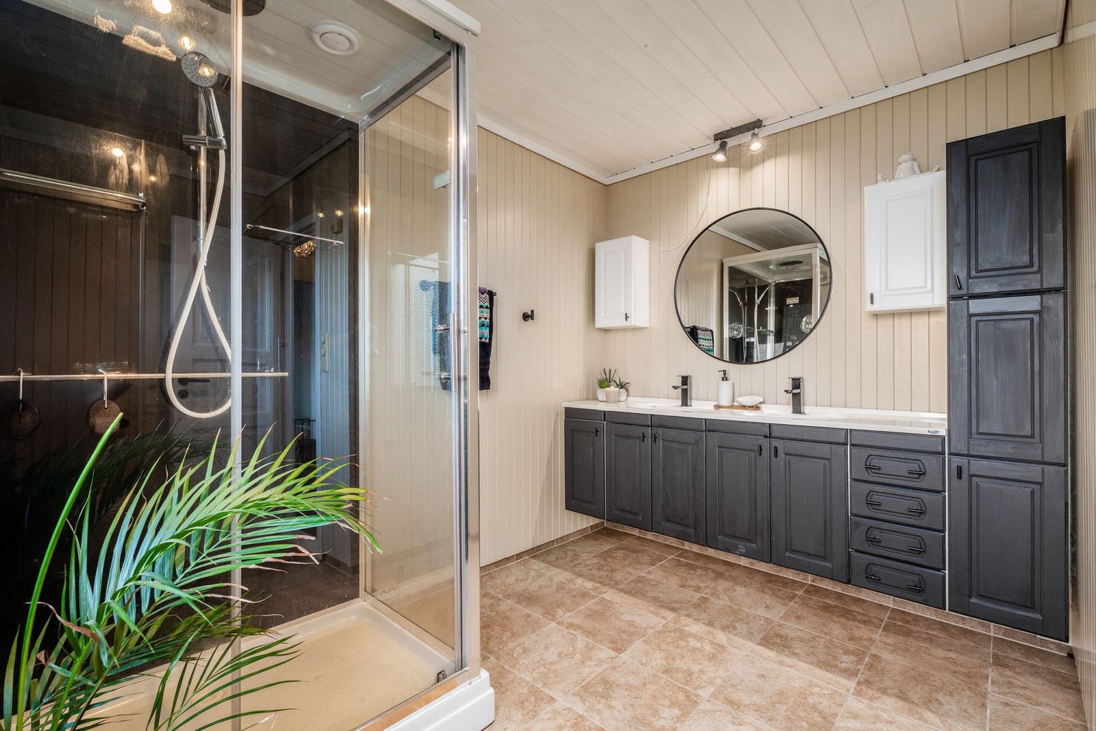 Badet i hovedetasjen er fra 2005 og har god plass. Legg merke til de innholdsrike servantinnredningen. Galleribilde