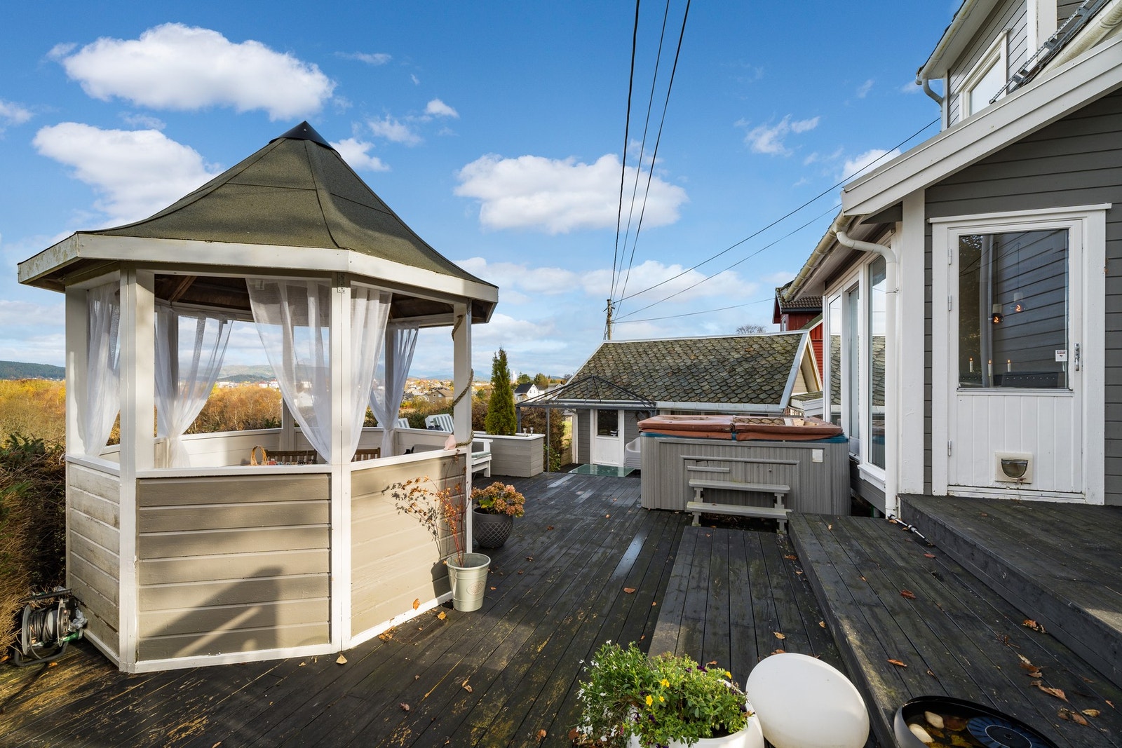 Man har blant annet tilkomst til terrassen via verandadør fra stue. Galleribilde