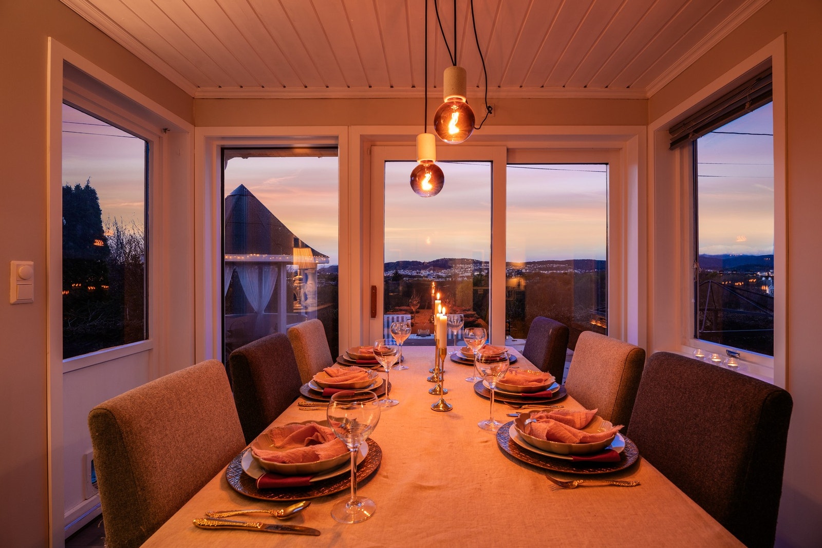 Det er dekket for en hyggelig aften med dine valgte favoritter rundt bordet. Galleribilde