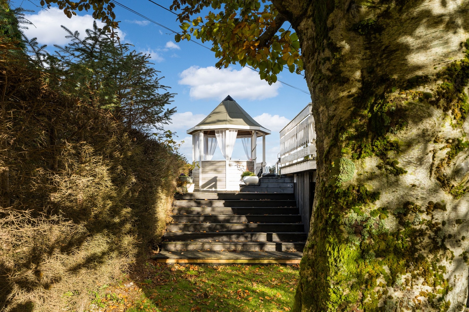 Oppsummert så kan det sies at Remane 43 er en eiendom med mye sjarm, genuin karakter og med god plass både ute og inne. Galleribilde