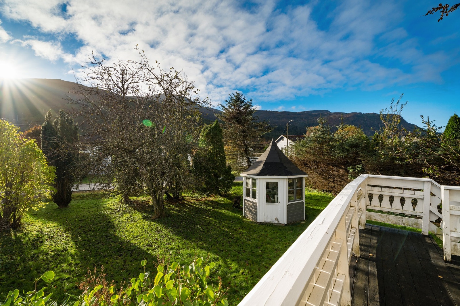 Eiendommen er beplantet både med frukttrær og prydbusker. Galleribilde