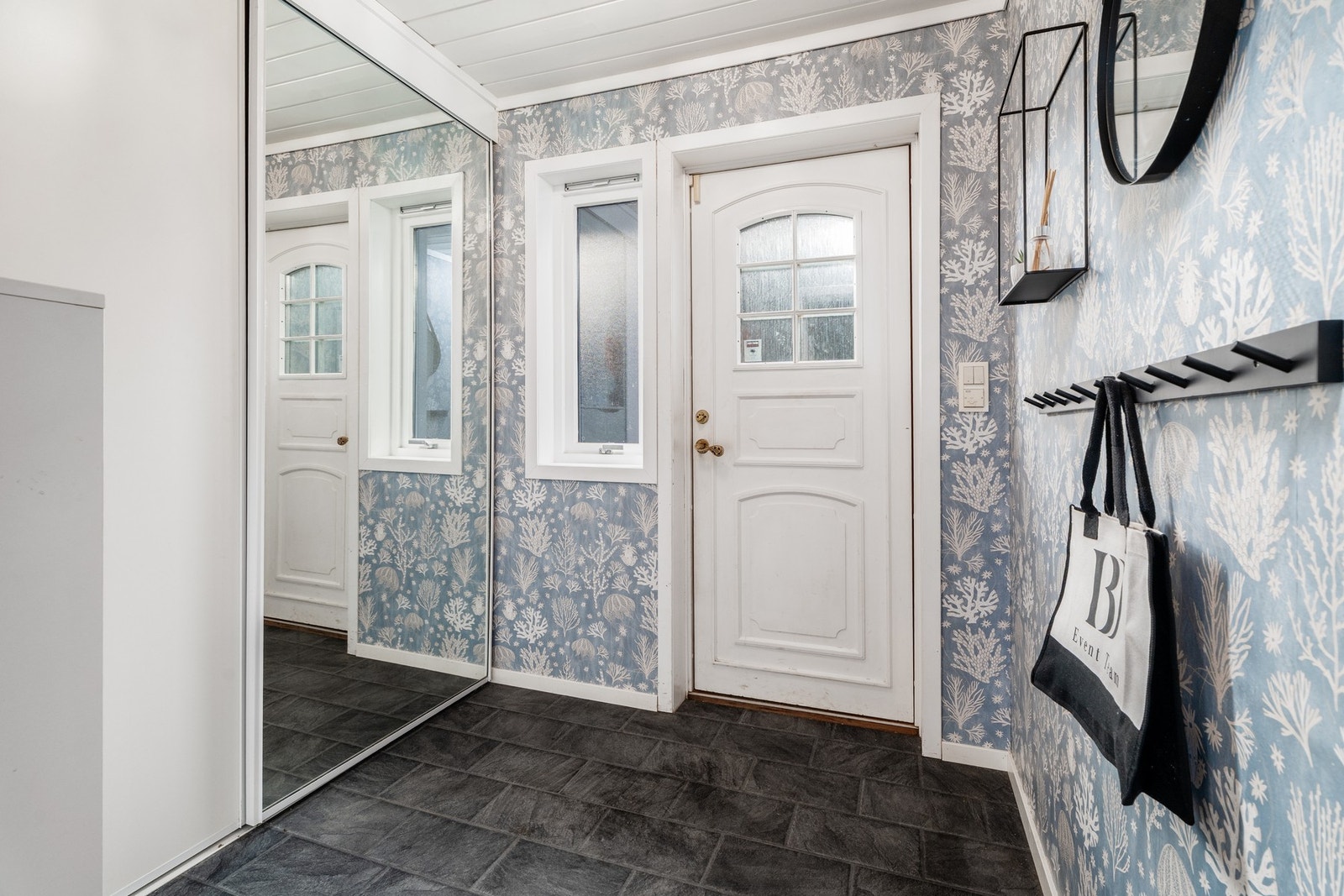 Hyggelig inngangsparti med skyvedørsgarderobe Galleribilde