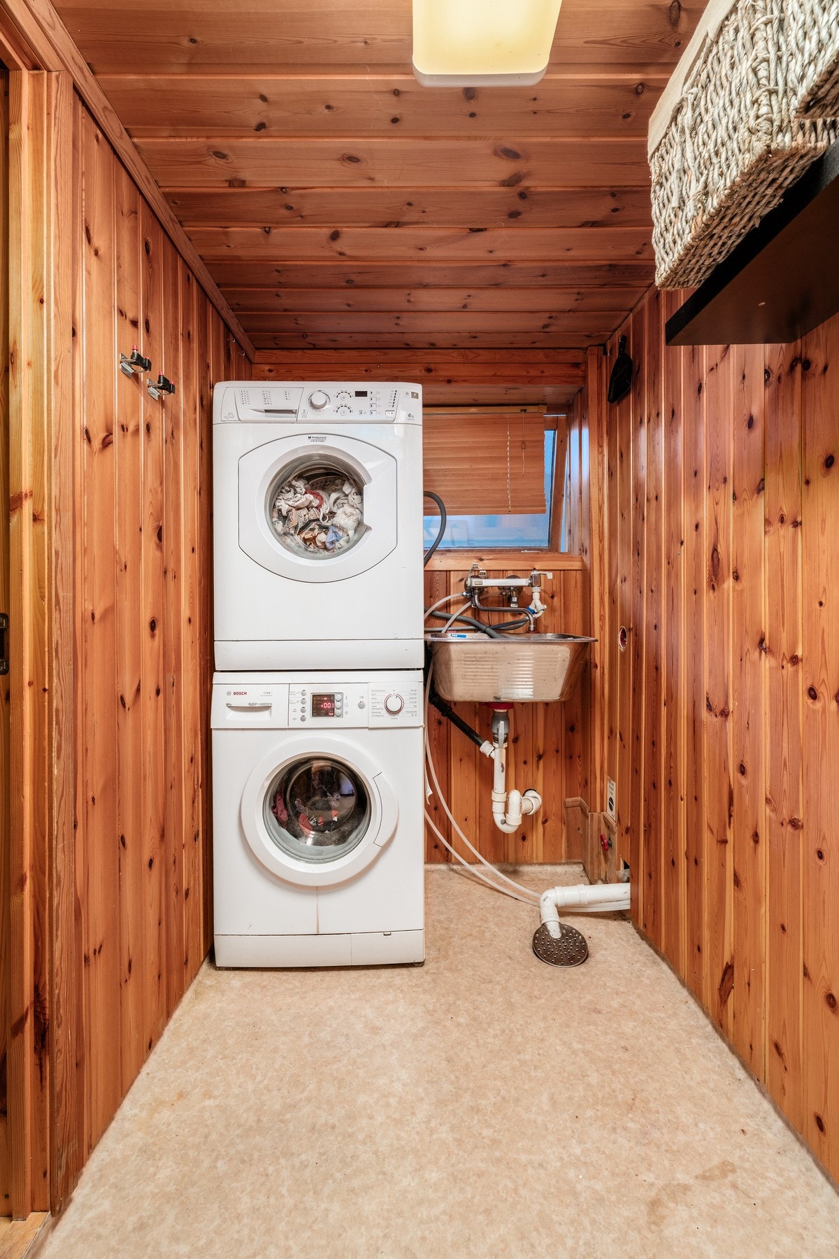 Vaskerom i underetasje med vinylbelegg på gulv. Galleribilde