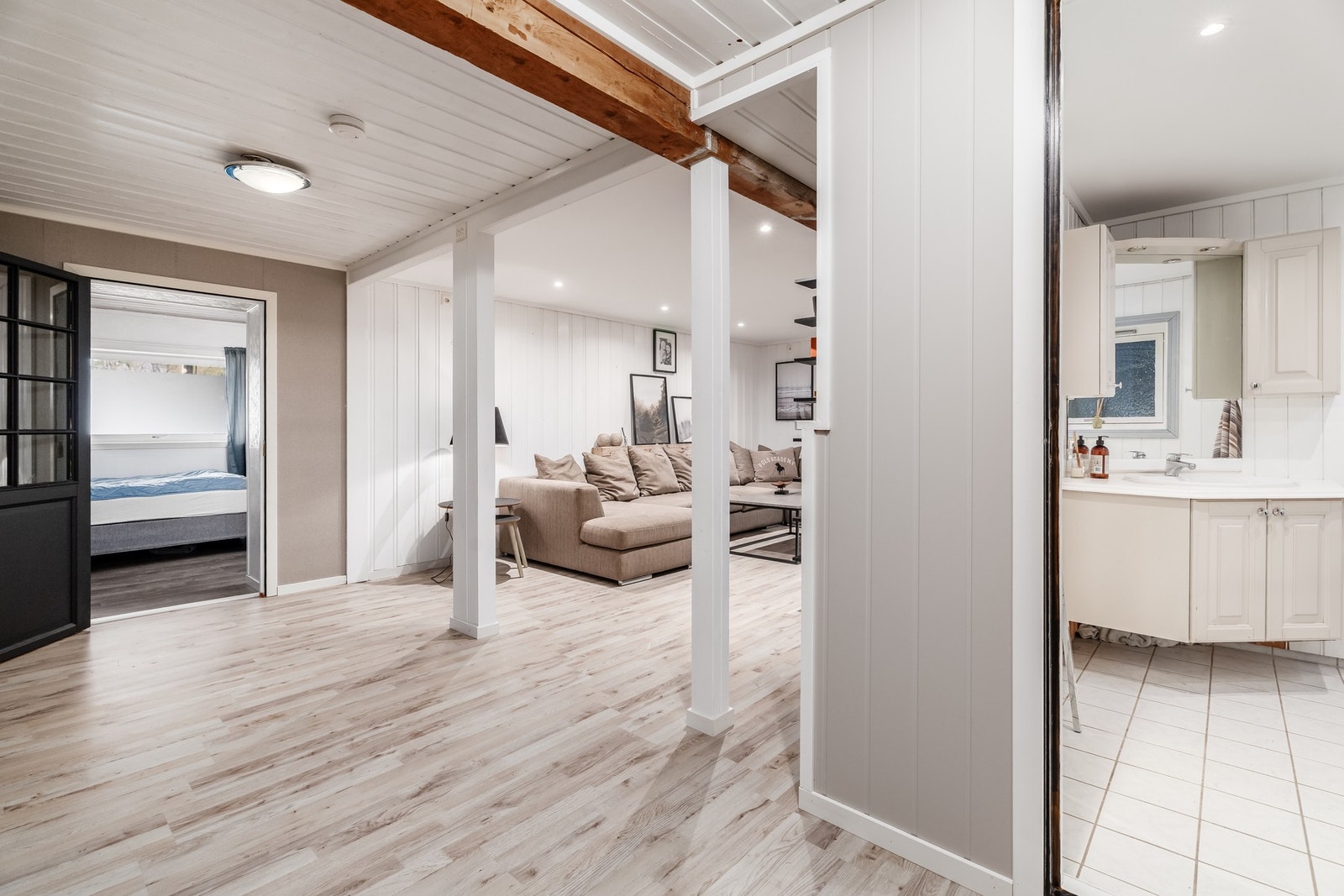 Underetasjen er innredet med både kjellerstue og bad. Galleribilde