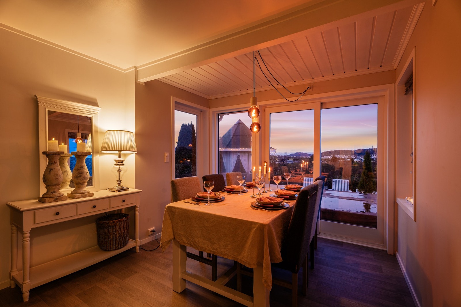 Skulle man ønske en tur ut på terrassen så er det verandadør ved spiseplassen. Galleribilde