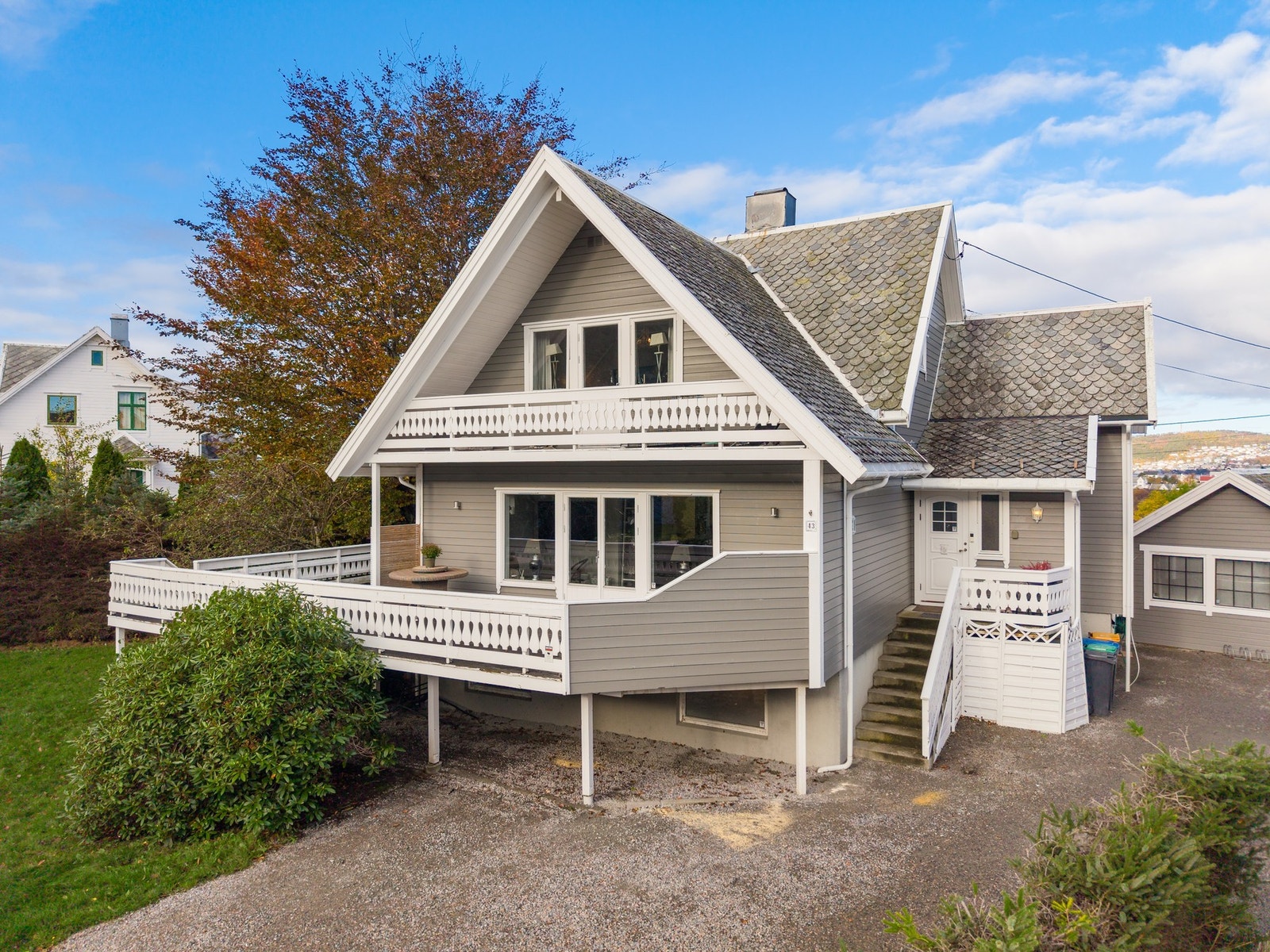 Velkommen til Remane 43, en sjarmerende og innholdsrik villa med beplantet hage og utsikt. Foto: Viking Media ved Marius Hoddevik Galleribilde