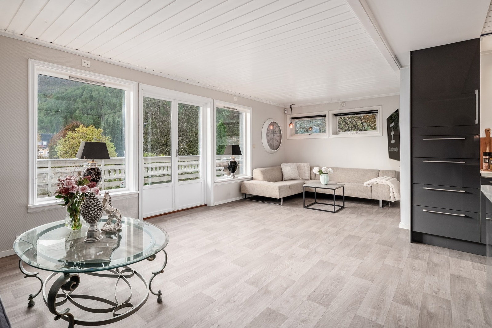 Denne eiendommen har god plass til en større familie som ønsker plass å boltre seg på. Galleribilde