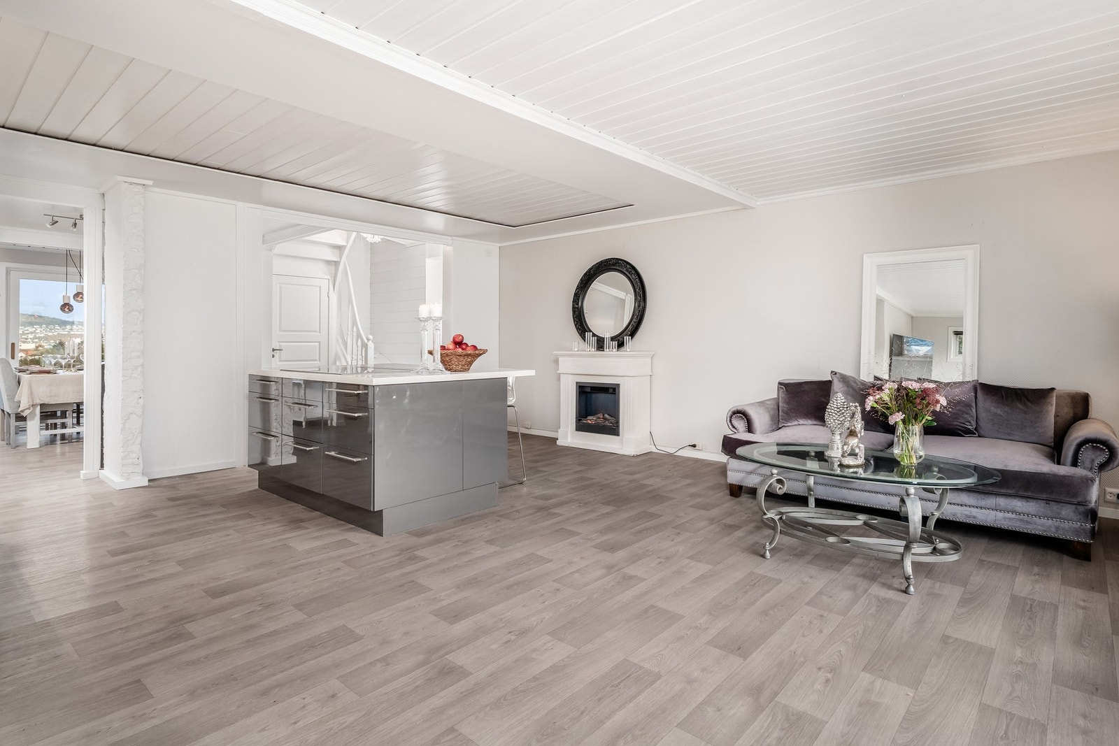 Kjøkken og stueområde bindes sammen med en større kjøkkenøy som er høyt verdsatt av dagens eier. Galleribilde