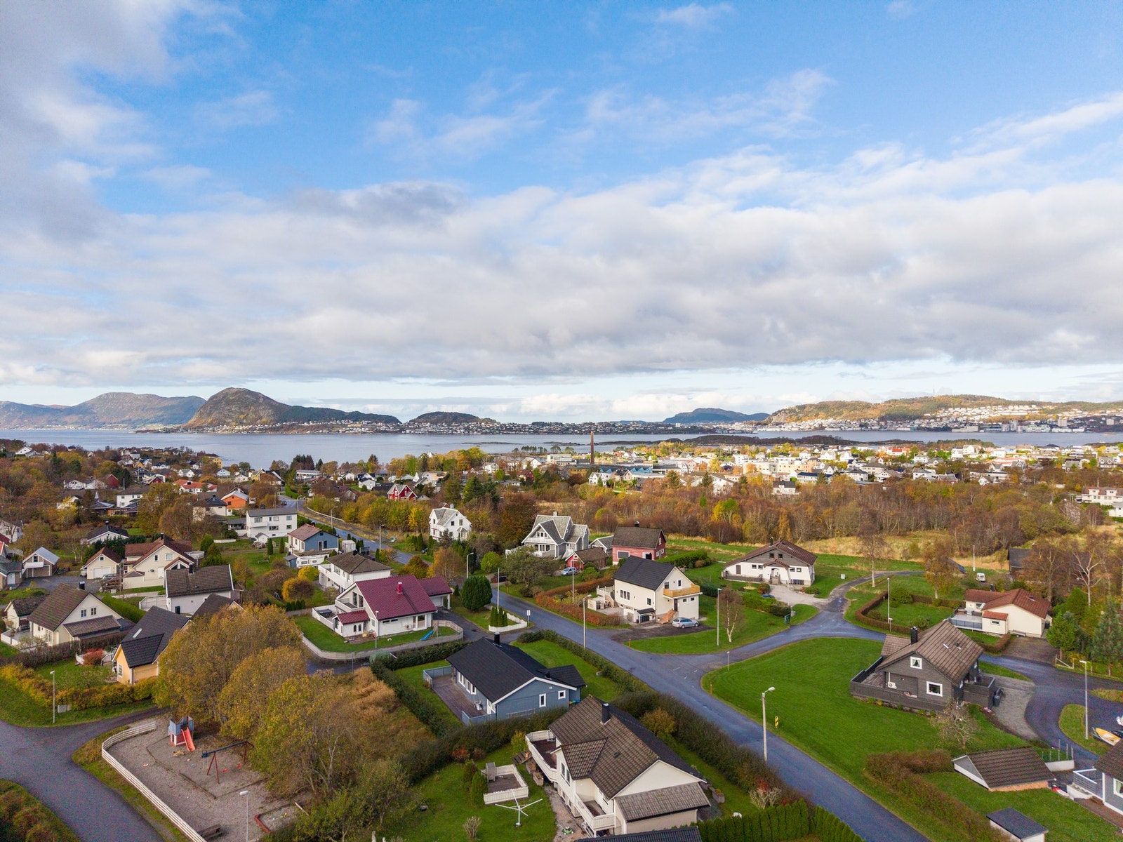 Nabolaget består primært av eneboliger i familievennlig boligområde. Galleribilde