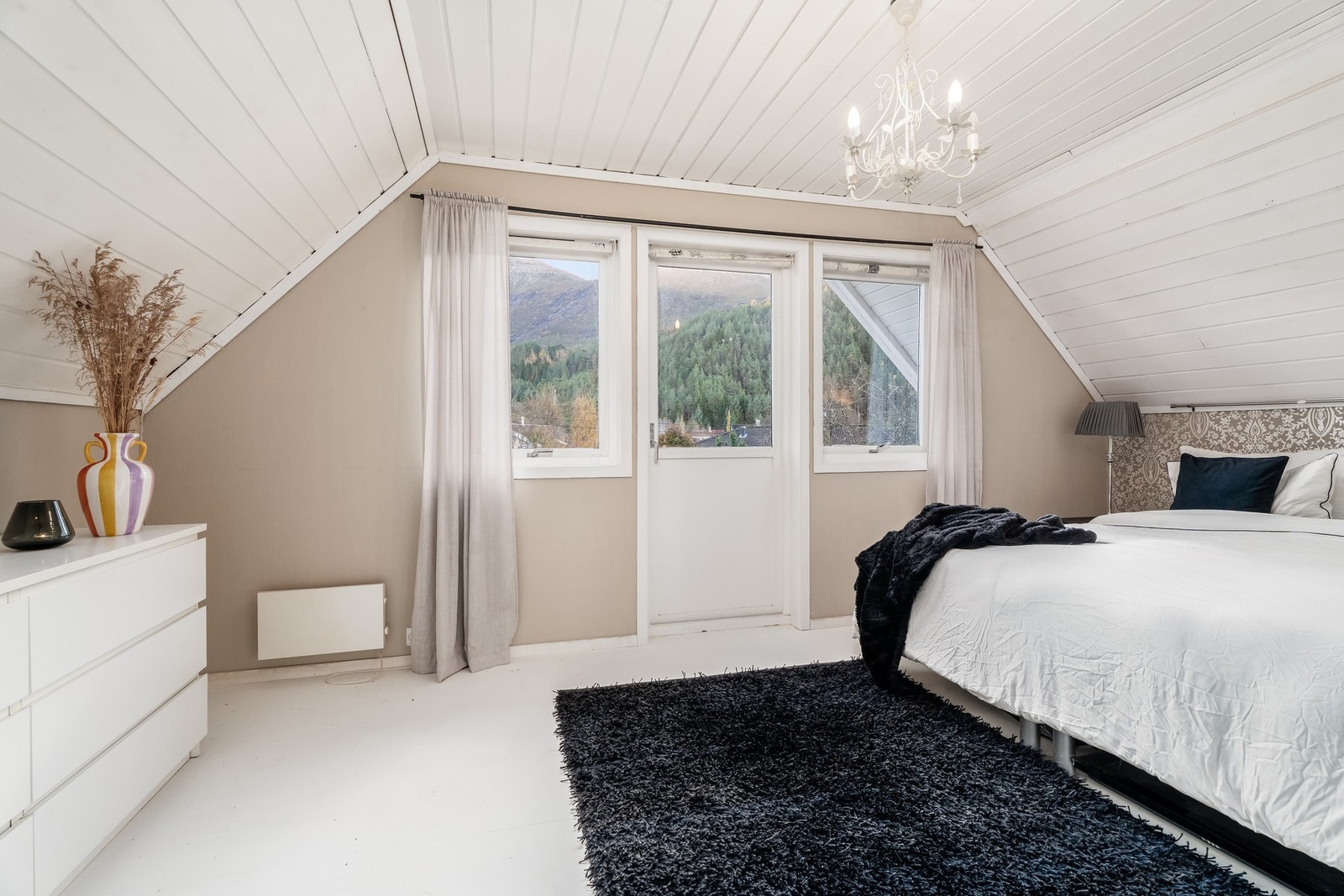 Du får god plass både til dobbeltseng og til skap eller kommoder. Galleribilde