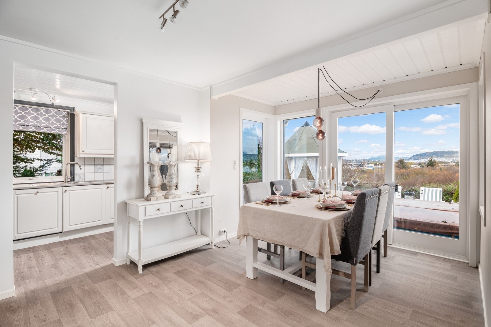 Fra spiseplassen ved vinduet har man flott utsikt mot Ålesund. Legg også merke til "grovkjøkkenet" til venstre. Her får man i pose og sekk. Galleribilde