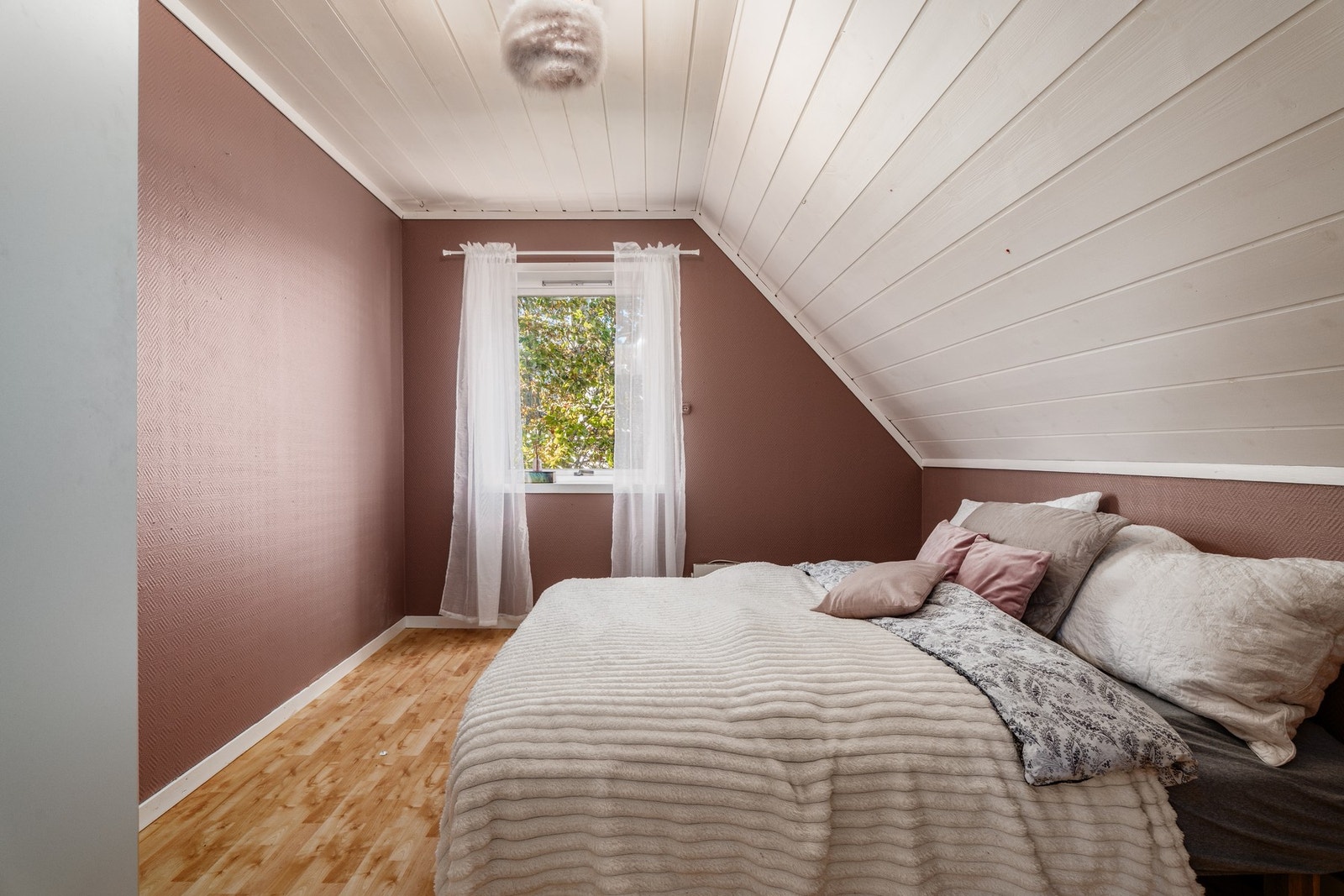 Her har du også god plass til dobbeltseng og om våren vil du garantert våkne til fuglekvitter. Galleribilde