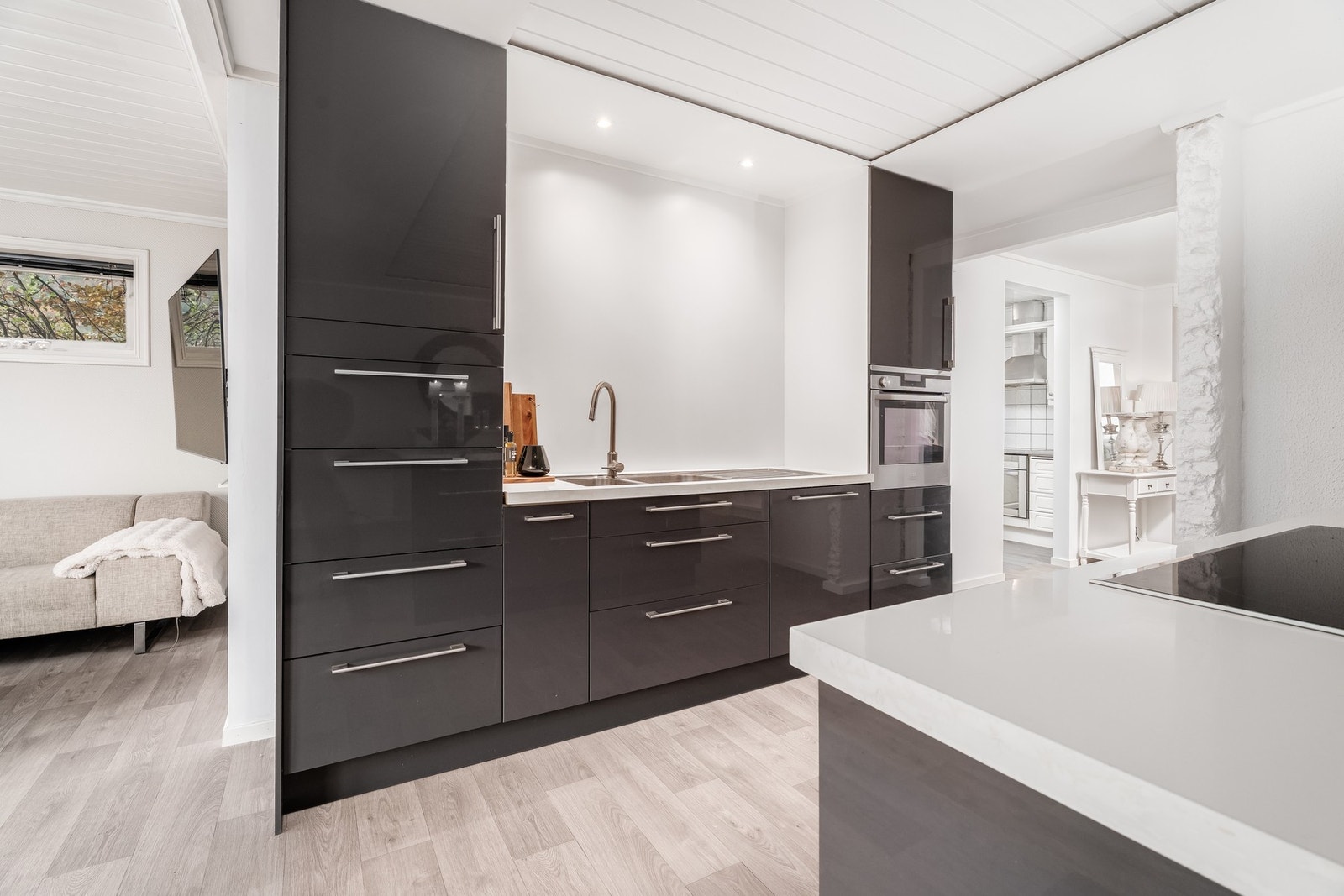 I dette huset kan man virkelig si at kjøkkenet er husets hjerte. Praktisk og innholdsrikt og ikke minst med en super kjøkkenøy. Galleribilde