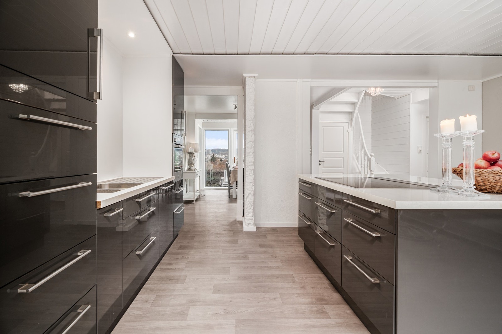 Kjøkkenet er meget innholdsrikt, legg også merke til koketoppen på 80 cm på kjøkkenøya. Galleribilde