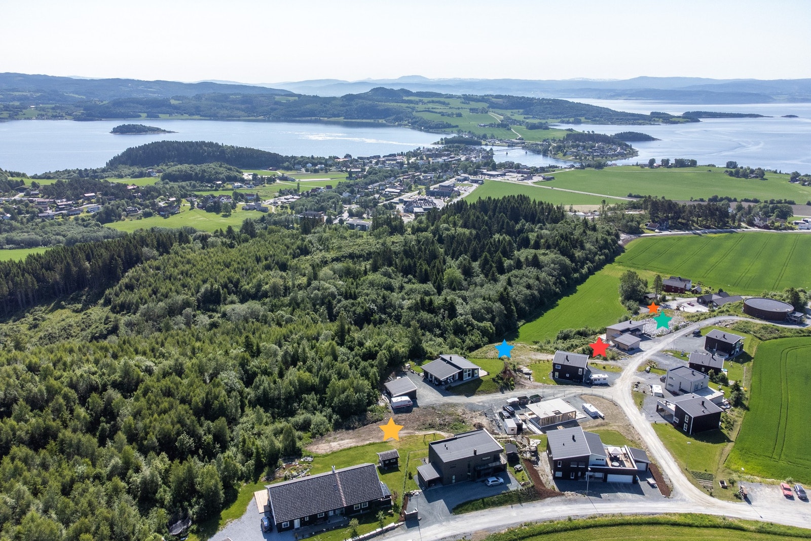 Ca tomteplassering: Gul tomt 11, Blå tomt 7, Rød tomt 6, Grønn tomt 4, Oransje tomt 3. Galleribilde