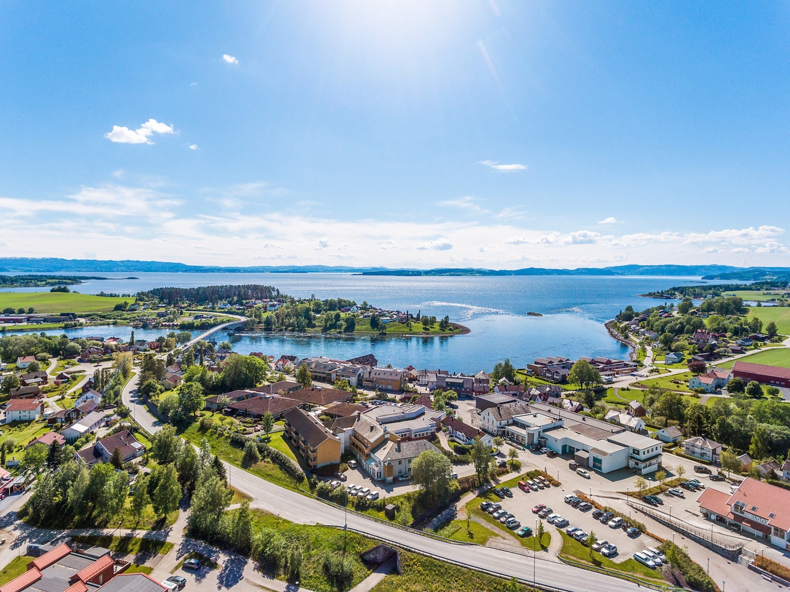 Gangavstand til populære og sjarmerende Straumen med butikker og spisesteder mm. Galleribilde