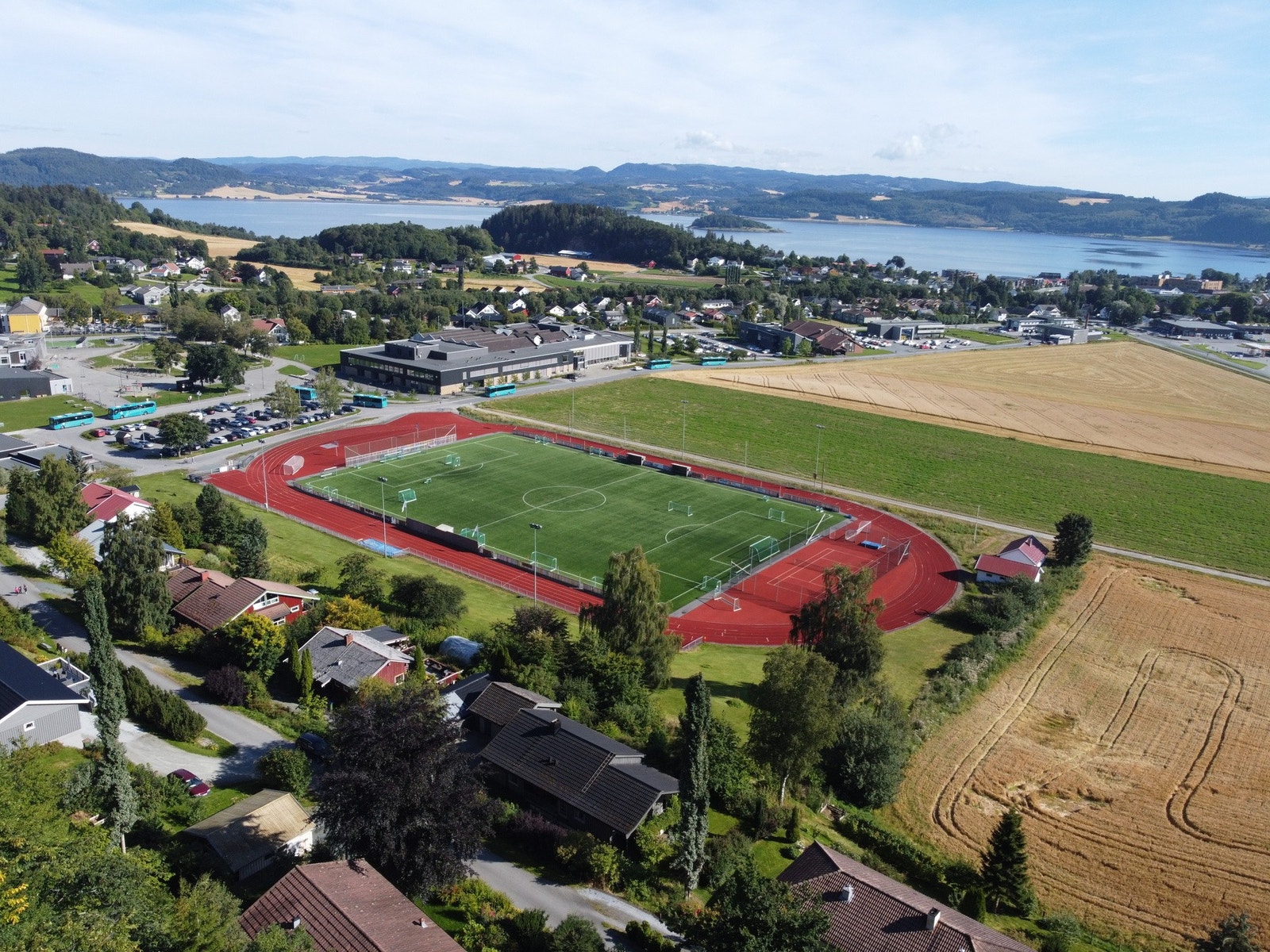 Skole, idrettsanlegg, kulturhus ca 5-10 min gange fra boligfeltet. Galleribilde