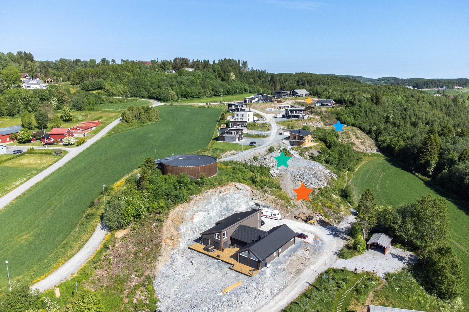 Ca tomteplassering: Gul tomt 11, Blå tomt 7, Grønn tomt 4, Oransje tomt 3. Galleribilde