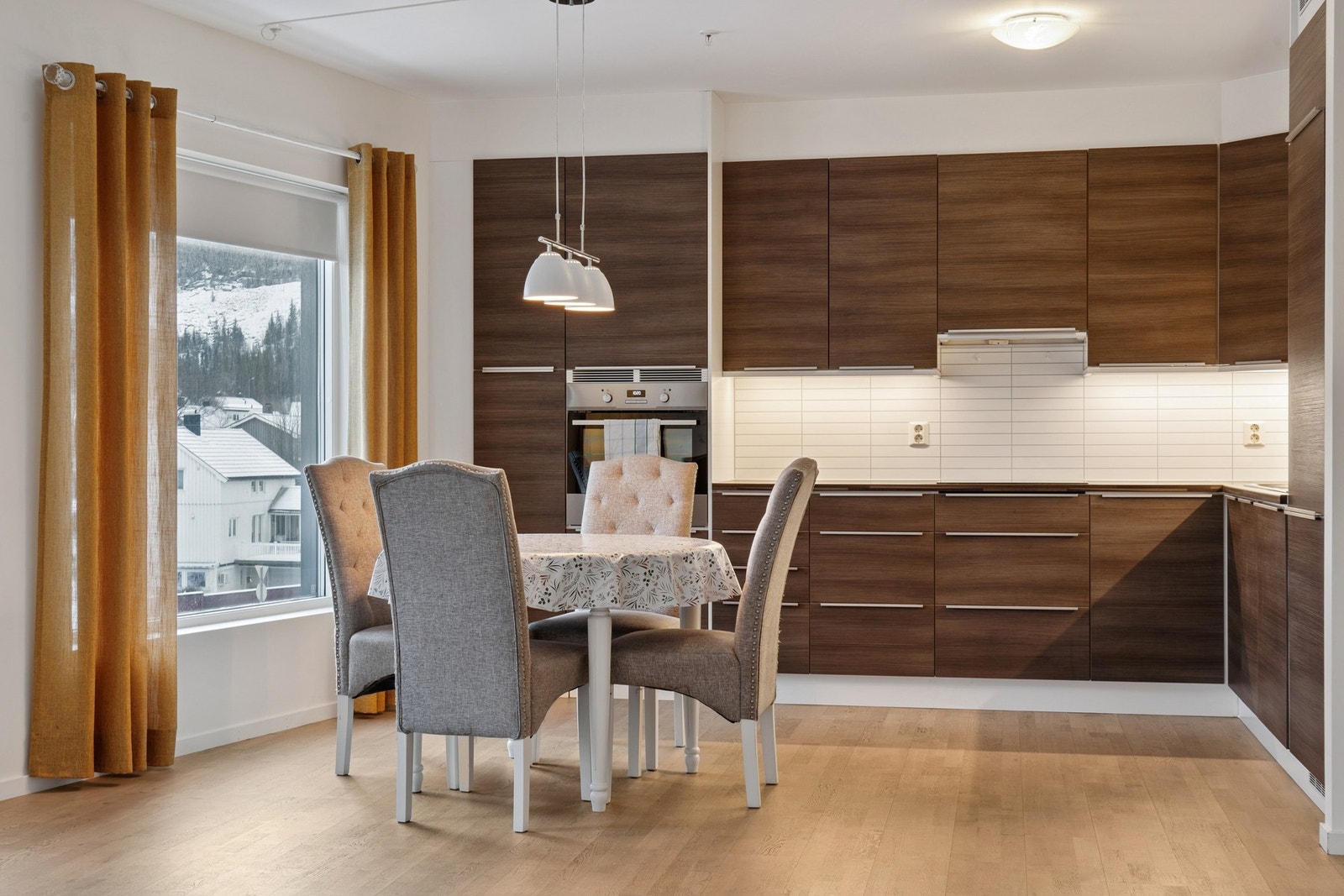 Kjøkkenet har innredning med glatte folierte fronter Galleribilde