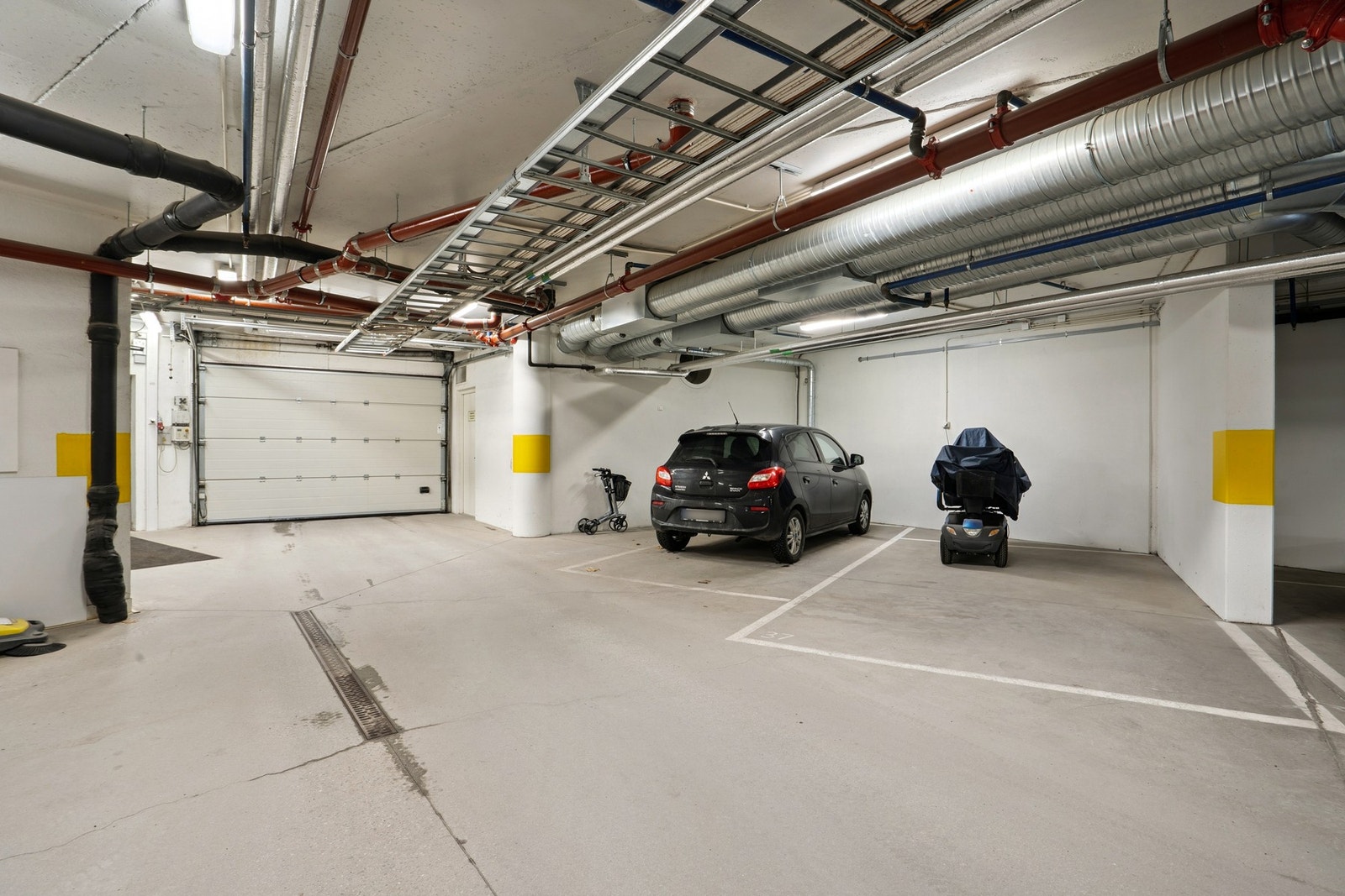 Parkering i oppvarmet parkeringskjeller Galleribilde