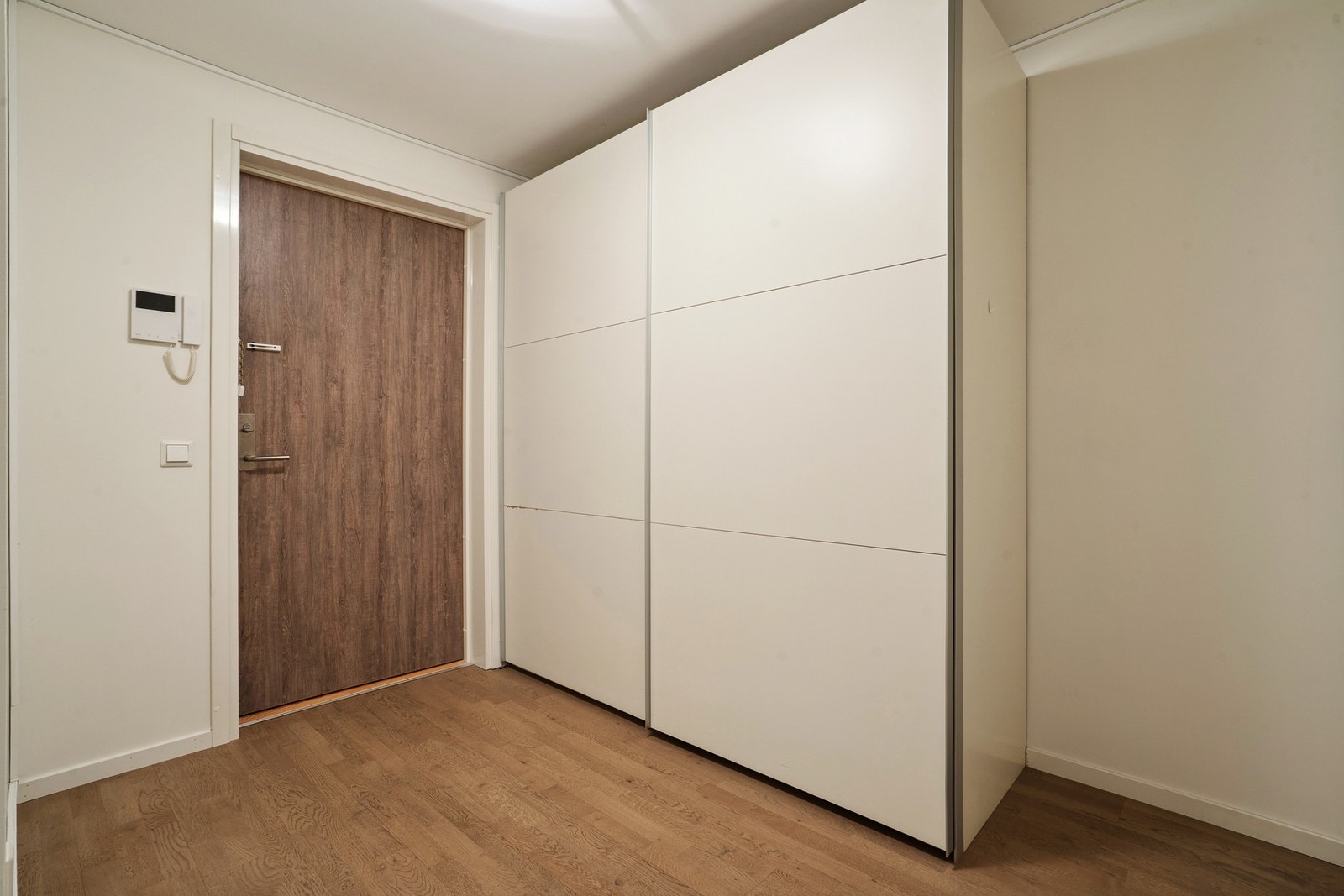 En praktisk garderobeløsning ved inngangspartiet Galleribilde